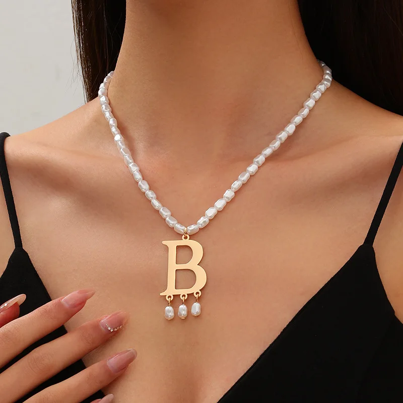

Imitation pearl stainless steel letter pendant, niche high-end B letter pearl necklace