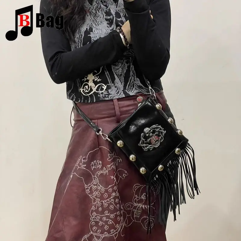women's handbag Retro dark metal Men unsex Y2K cool girl Harajuku Goth punk rivet Versatile Skull tassels crossbody bag