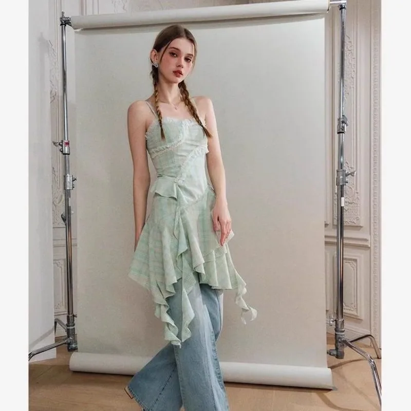 2025 夏の女性のファッション人格不規則なミニドレス女性ストラップレスキャミソールグリーンチェック柄スパゲッティストラップフリルドレス