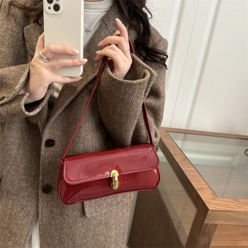 Glänzende PU-Schultertasche mit Schnalle, Damen-Unterarmtasche in Unifarbe, Elegante Vintage-Handtasche im französischen Stil für den Alltag und die Arbeit – Detail 9
