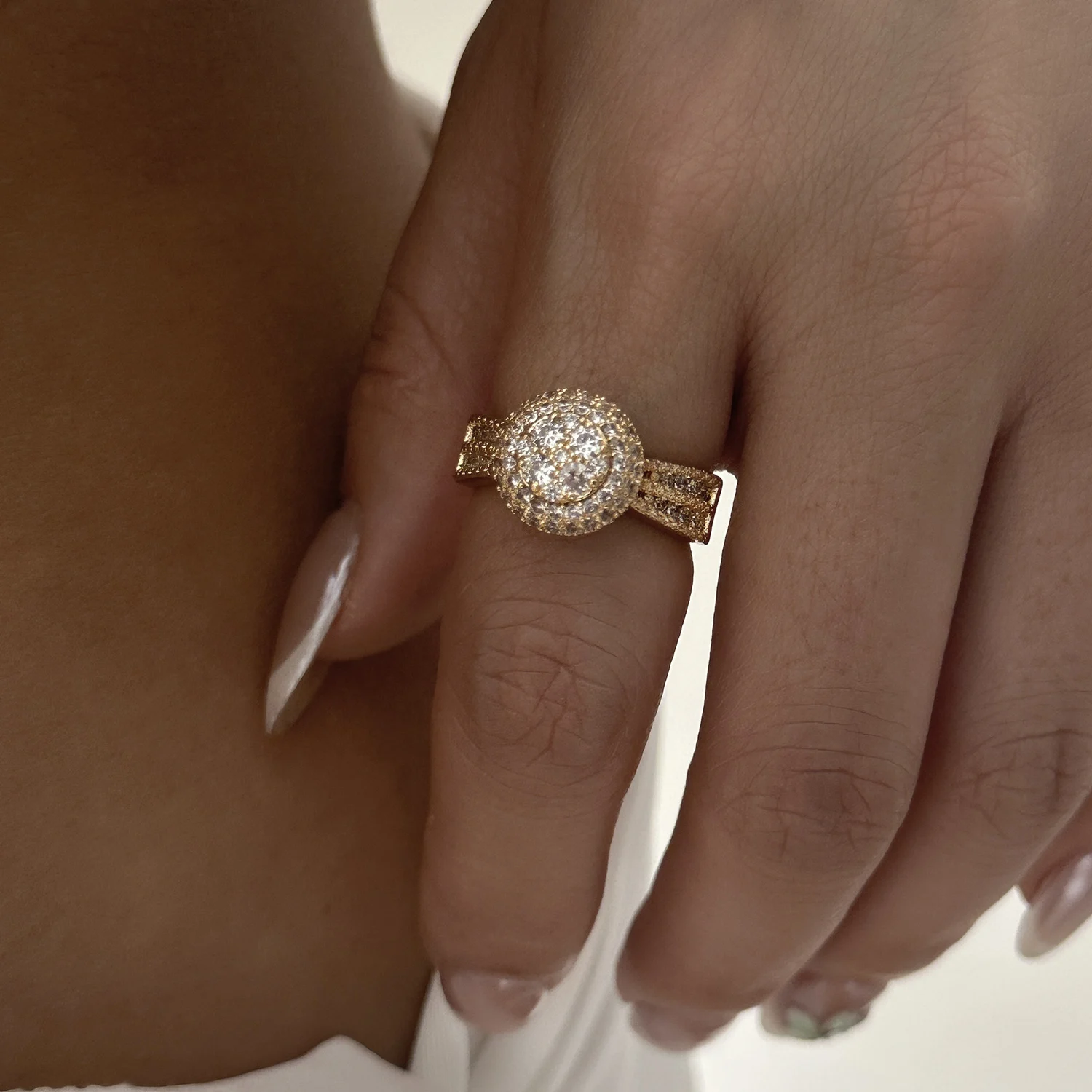 Runder Voll-Diamant Micro-Pavé Zirkonia Kupferring für Frauen Kreisförmiger Glitzer Eternity Stapelbarer Fingerschmuck – Detail 8