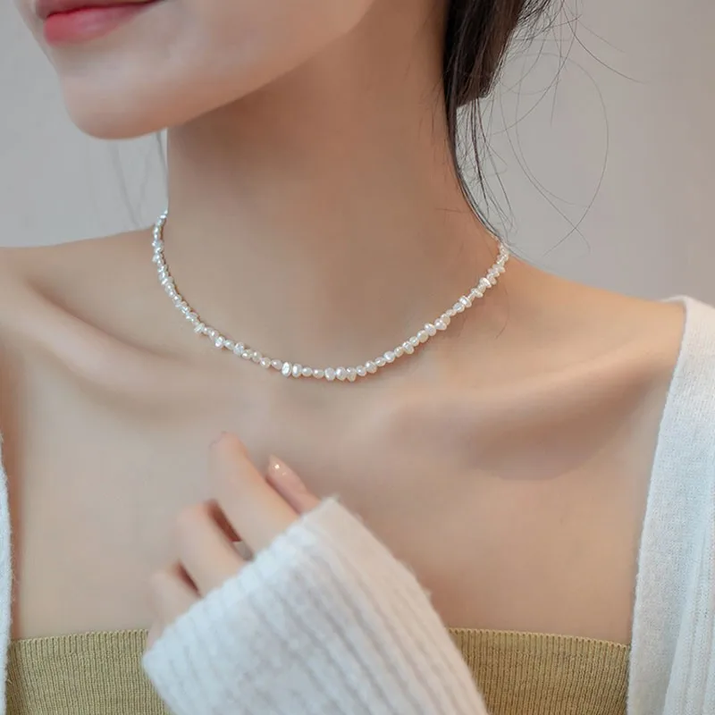 collier-ras-de-cou-artisanal-en-perles-d'eau-douce-baroques-naturelles-francaises-petites-et-irregulieres-pour-femme-polyvalent-elegant-a-porter-au-quotidien-cadeau