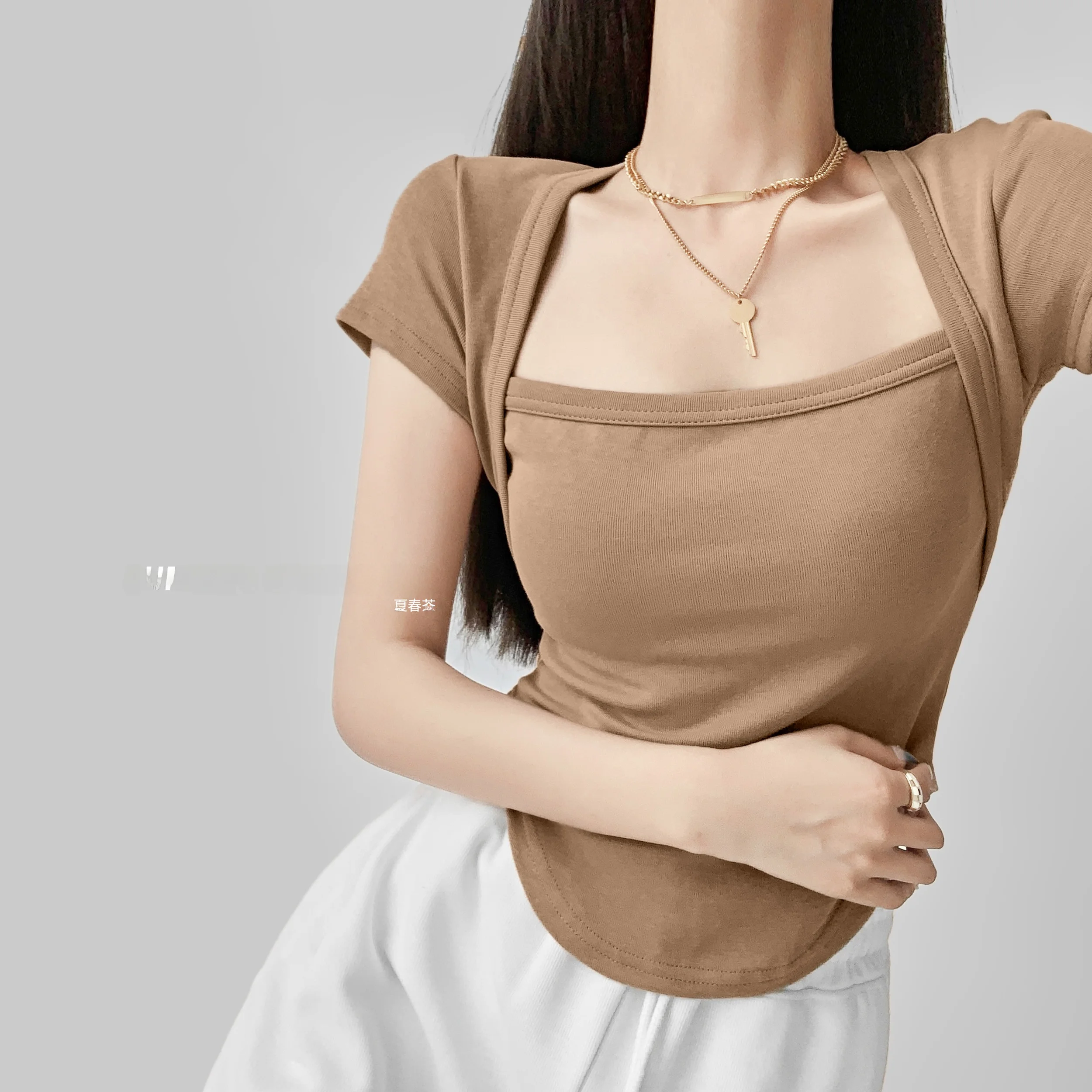 

Летний весенний топ для женщин: сексуальный, пикантный, с асимметричным подолом, утягивающий, с квадратным вырезом, имитация двухслойности, с цветными вставками на плечах.