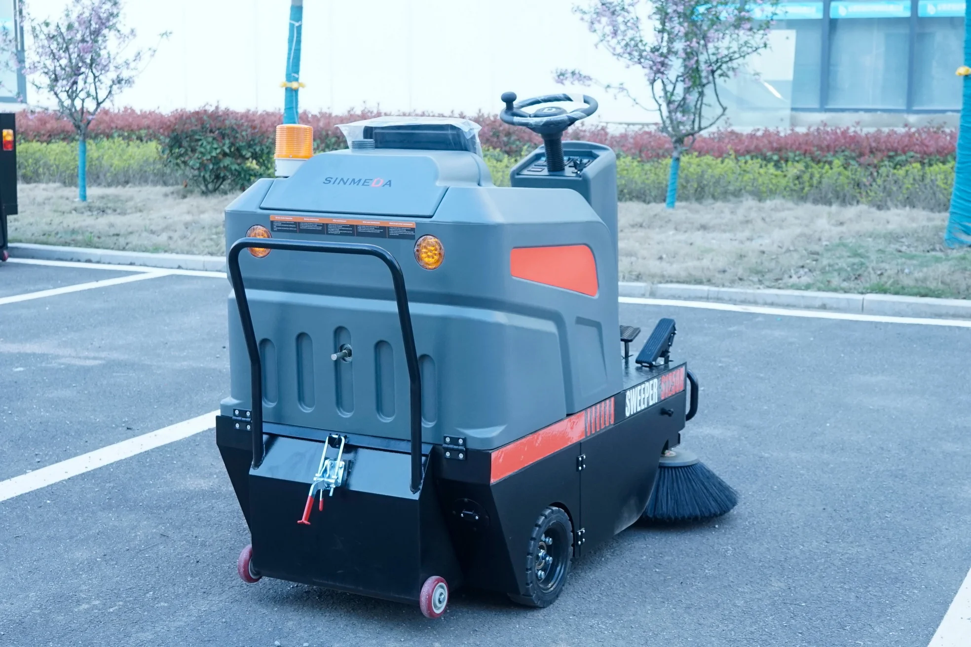 S1250B Ride-on Floor Sweeper Road Sweeper Machine for Easy Cleaning Products Direct Sales From Manufacturers