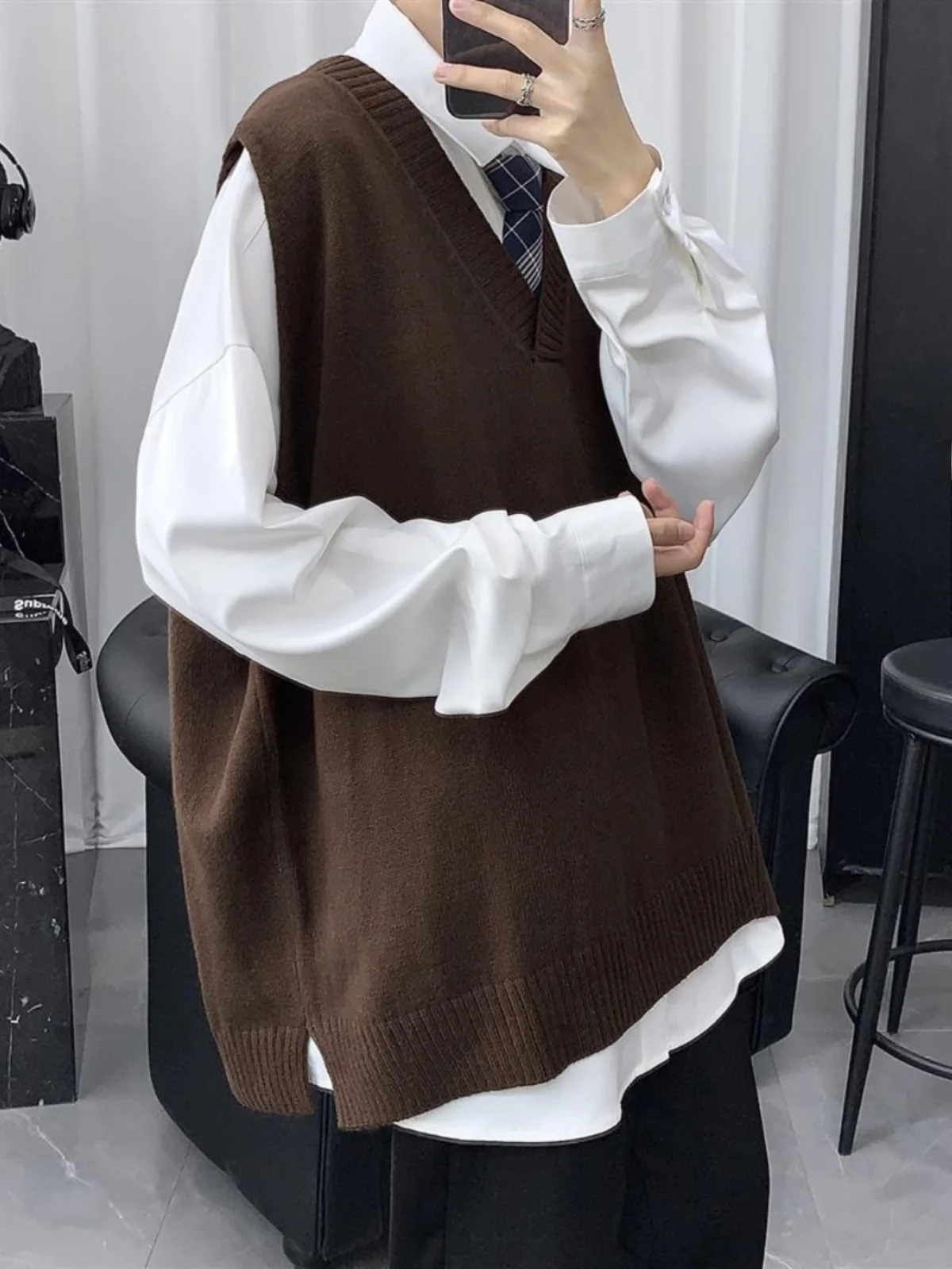 

Мужской вязаный жилет-свитер: модный осенне-зимний вариант для ношения под одеждой, без рукавов, из тонкой пряжи, стильный городской дизайн, с воротником.