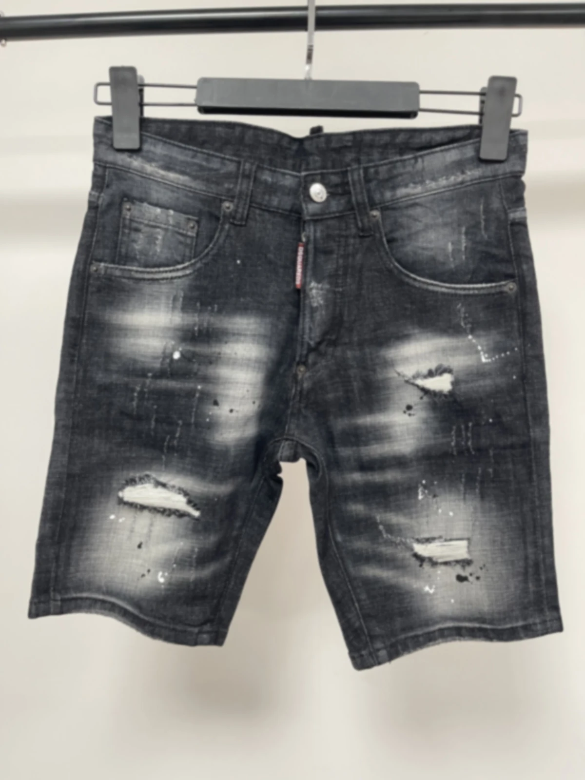 

Spring and Summer 2025 New D2 Jeans Trendy Men's Washed Grinding Patch Paint Slim-fit Micro-elastic Denim Shorts Men's