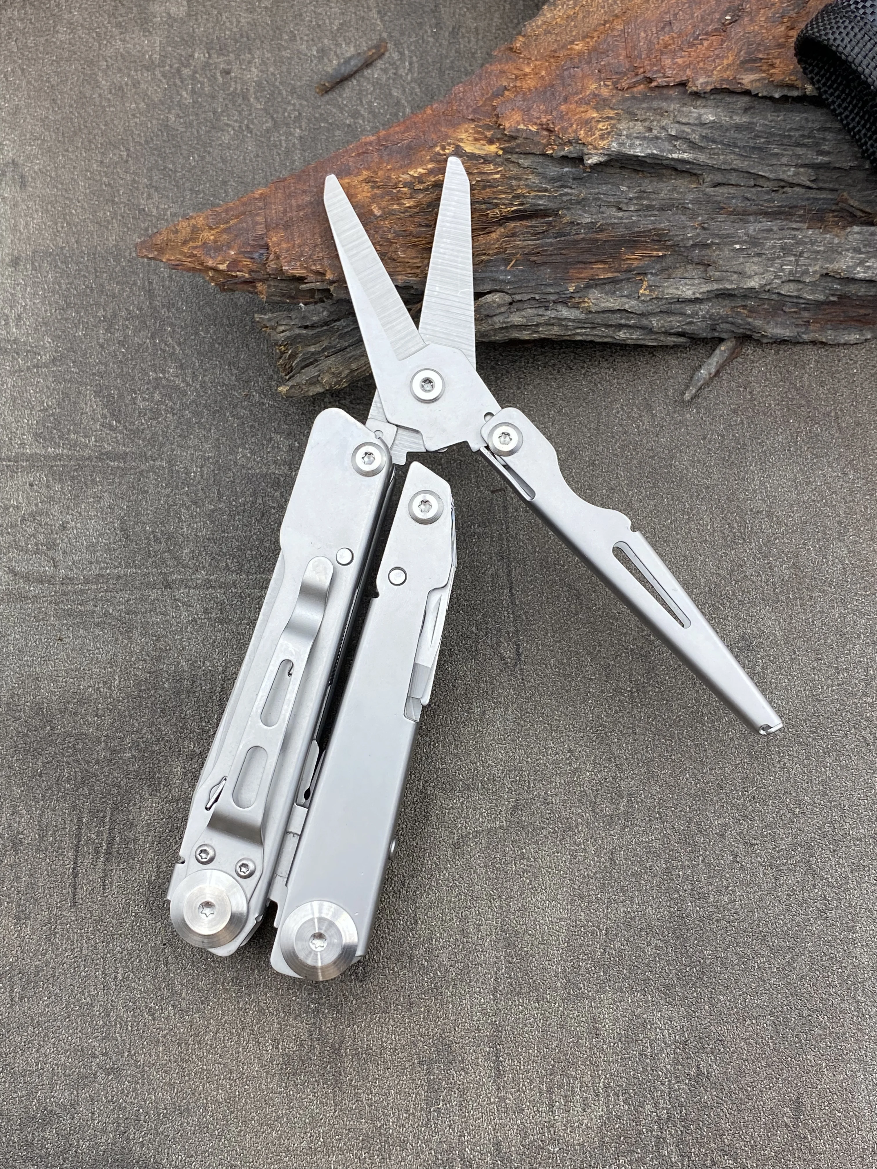 Christmas gift, the best gift for Dad, 11-in-1 multi-tool, professional outdoor tool pliers, pocket tool, multi-knife with lock