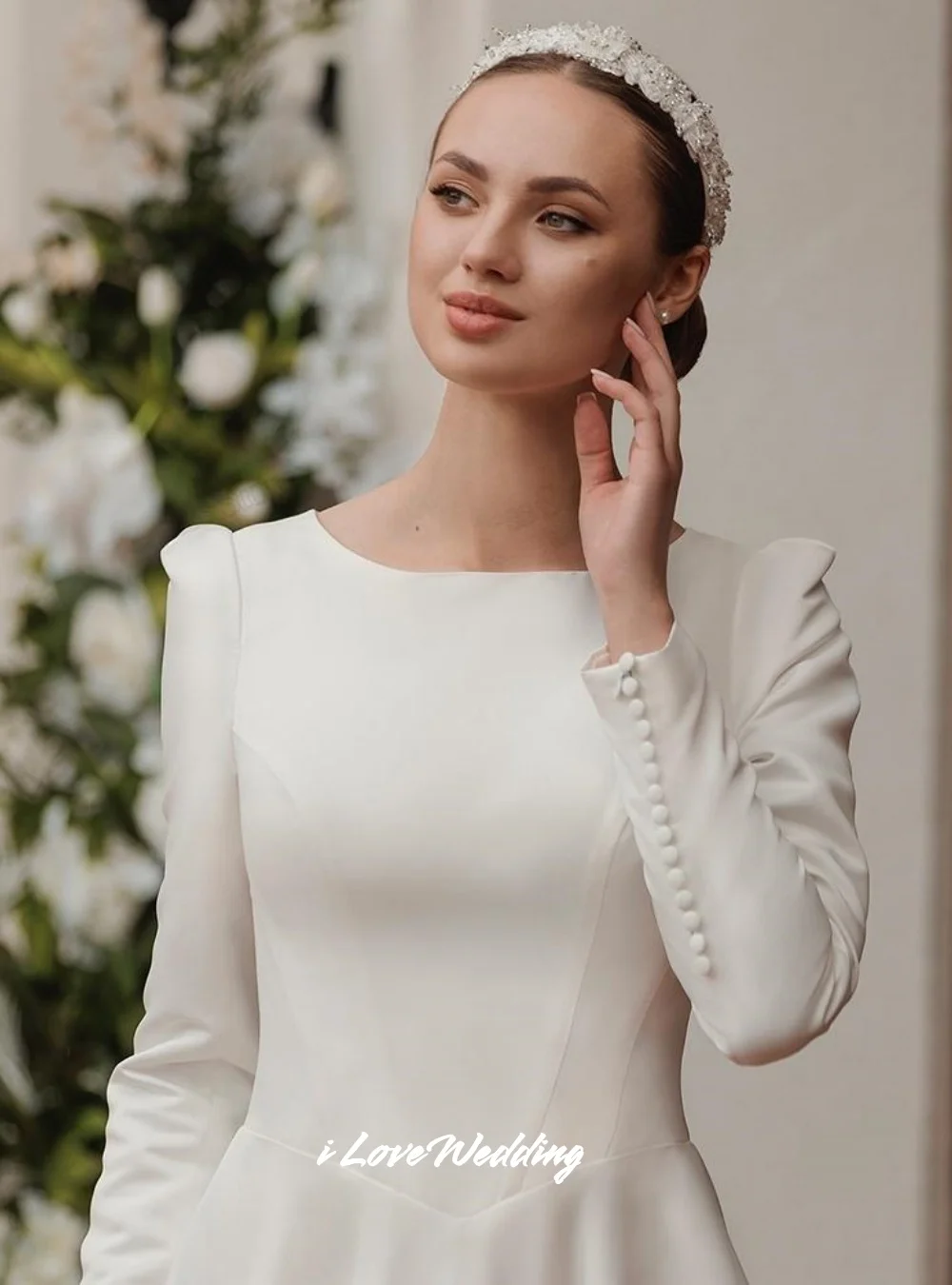 Белые свадебные платья с круглым вырезом 2025 года, с длинными рукавами и пуговицами, арабские свадебные платья трапециевидной формы, мусульманские длиной до пола, со шлейфом, плиссированные по индивидуальному заказу