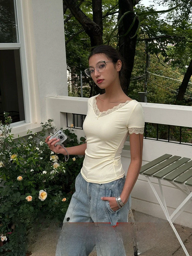 

Женская летняя футболка GoGo Burn White Lace с V-образным вырезом, облегающая, с коротким рукавом, новинка 2025 года, уличный стиль