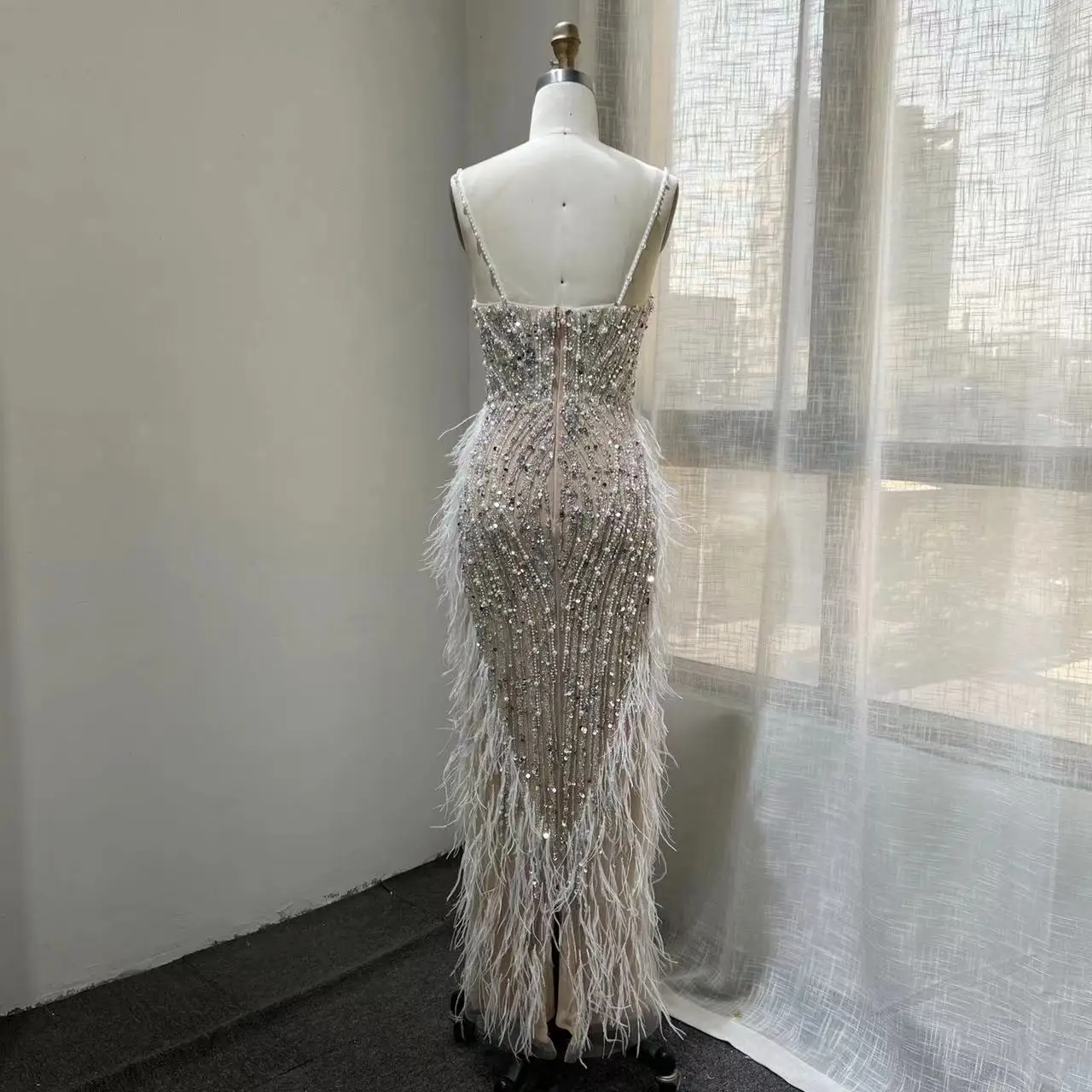 Robe de soirée sirène avec plumes pour femme, perles faites à la main, sexy, longue, fête, tout ce qui est possible, nouveau, 2024