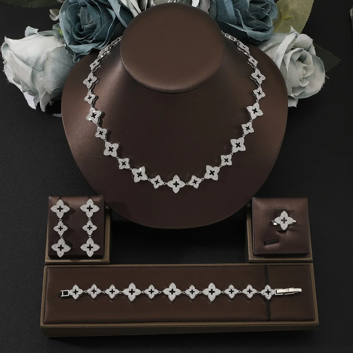 

Женская новая мода, медь, кубический циркон, цветочный дизайн, ожерелье, серьги, браслет, комплект колец, аксессуары для свадебной вечеринки, комплект ювелирных изделий