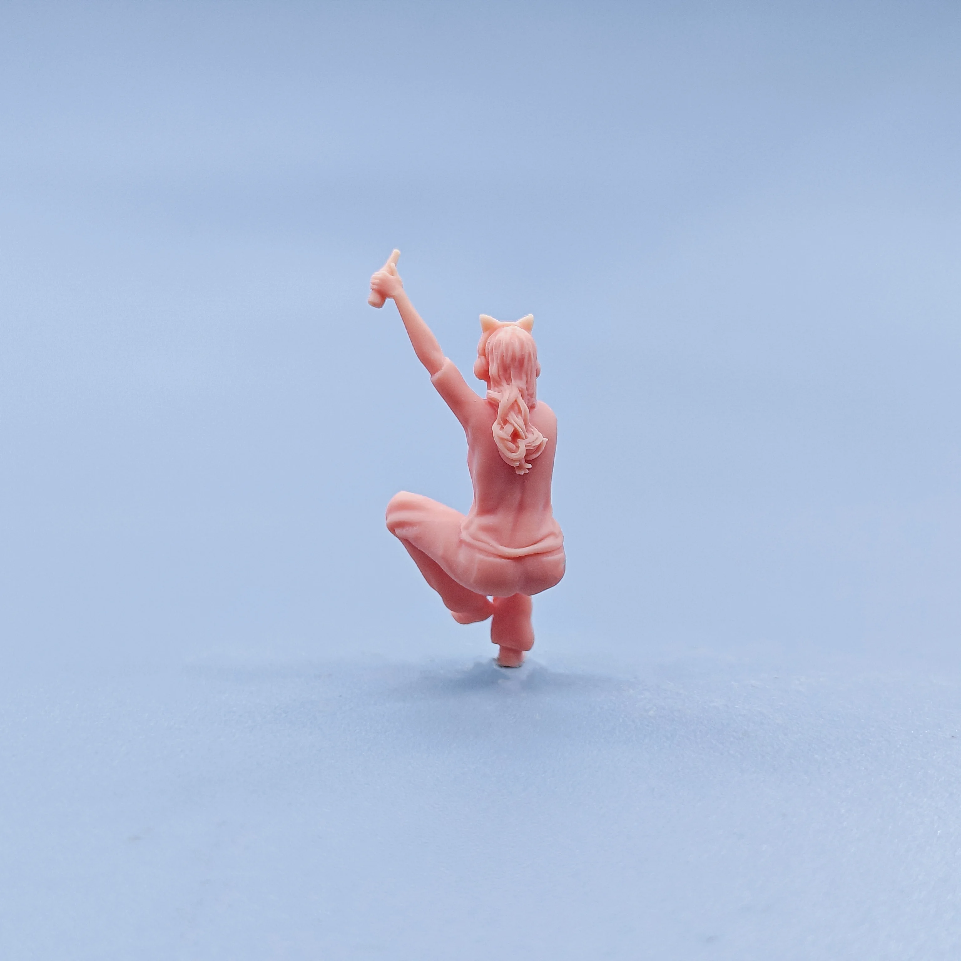 1/64 1/43 تماثيل مقياس نموذج الراتنج فتاة عقد النبيذ وارتداء سماعات المنمنمات غير الملونة Diorama رسمت باليد D728