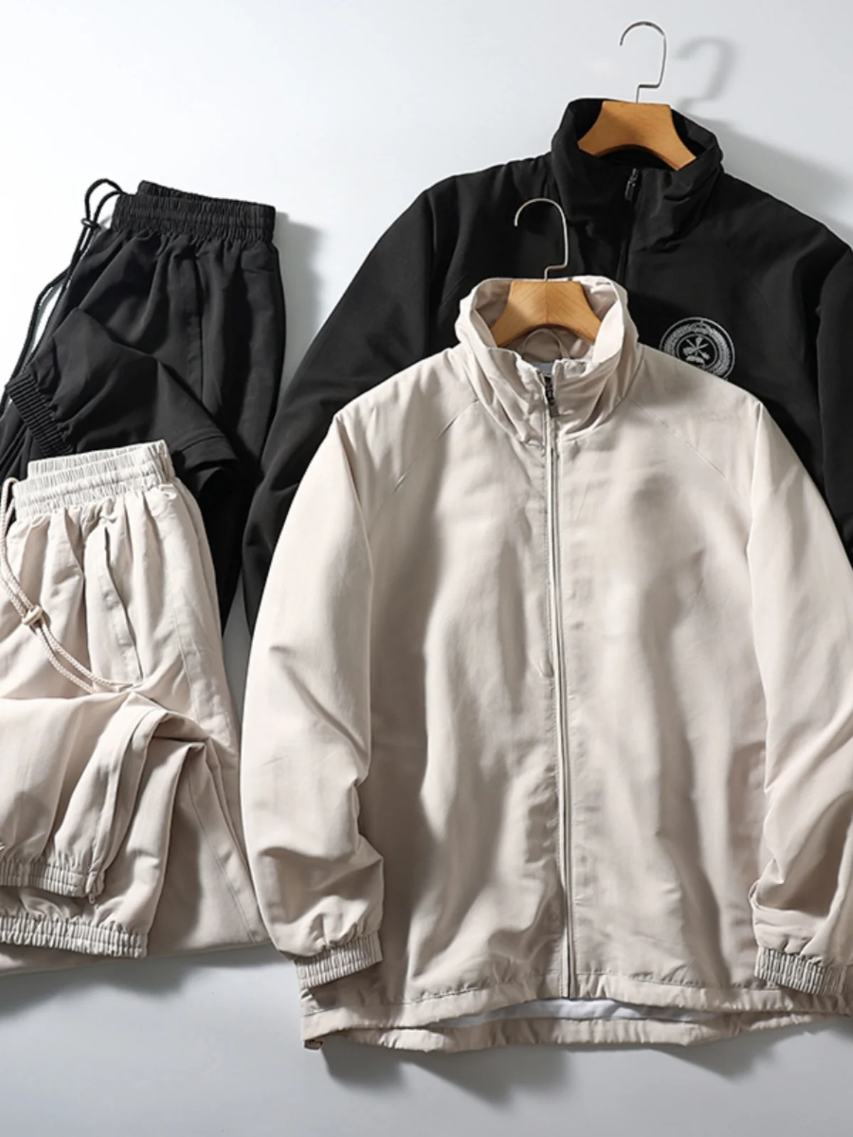 

Мужской комплект спортивной одежды: куртка свободного кроя с воротником-стойкой и повседневные брюки. Ветрозащитный, дышащий, комфортный осенний наряд.