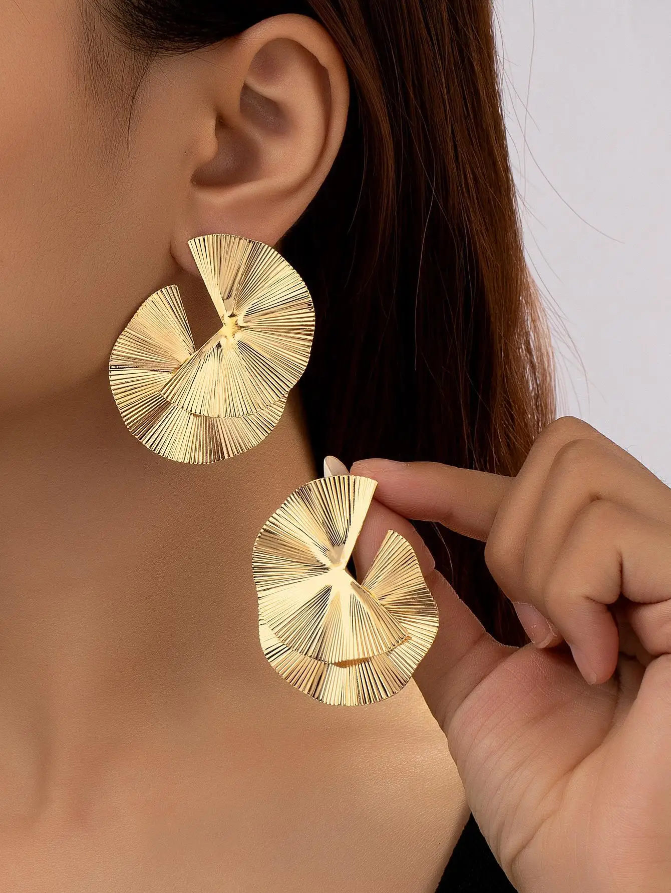 

Золотые геометрические серьги-гвоздики в форме веера для женщин, современные модные украшения