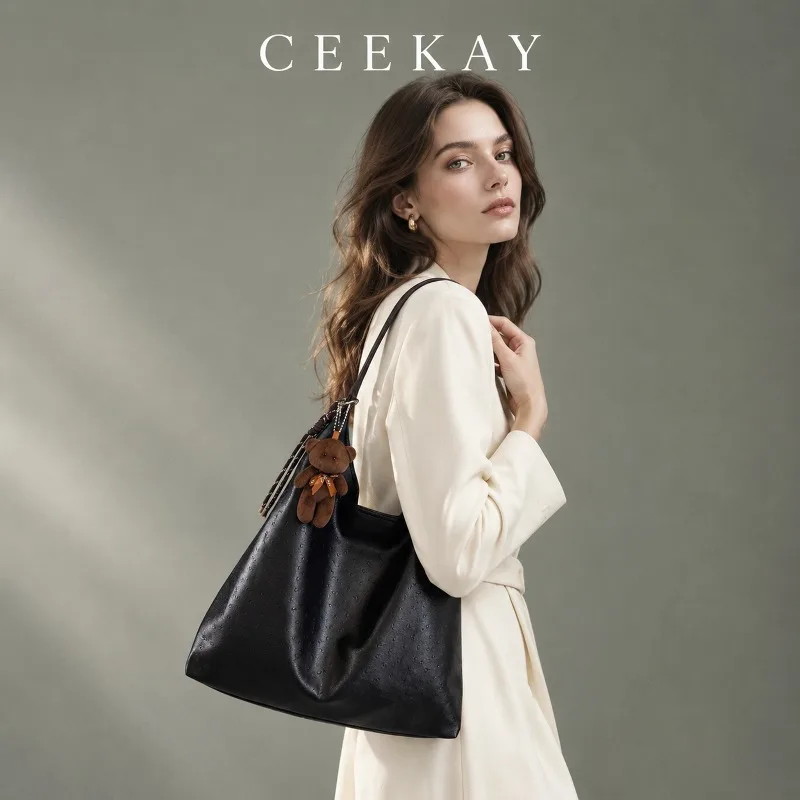 CEEKAY Hobo-Tasche aus Leder mit Bärenanhänger, geflochtenen Details, Tragegriff, vielseitig einsetzbar, ideal für den täglichen Gebrauch, lässig, große Kapazität. – Detail 4