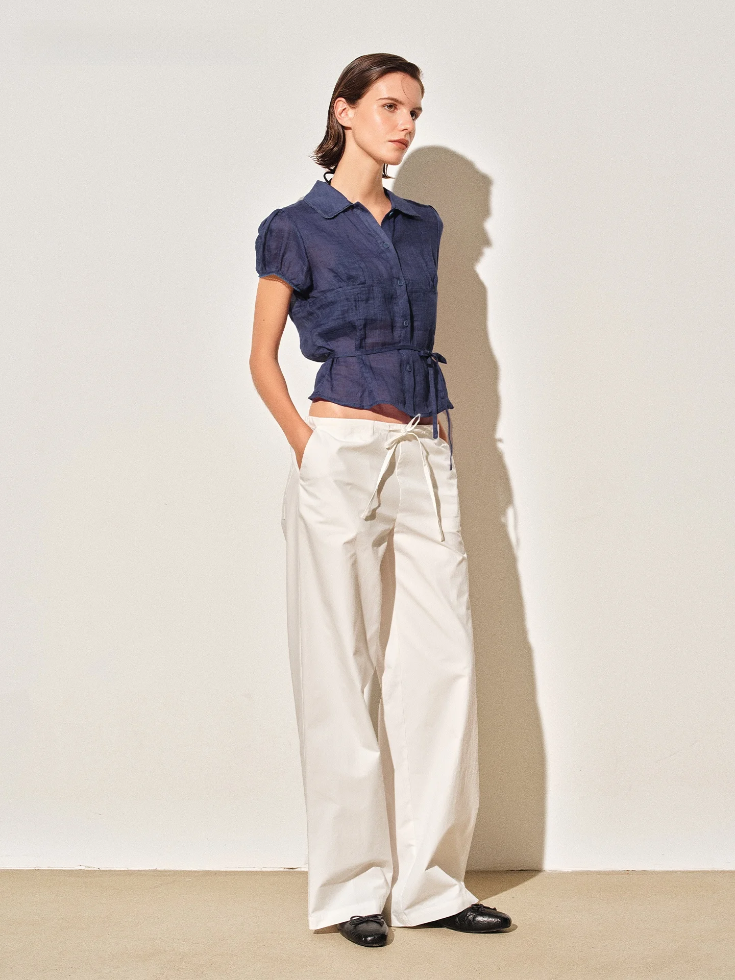 

Женский летний топ из 100% льна, приталенного кроя, с воротником Питер Пэн и рукавами-фонариками, укороченный, дышащий.