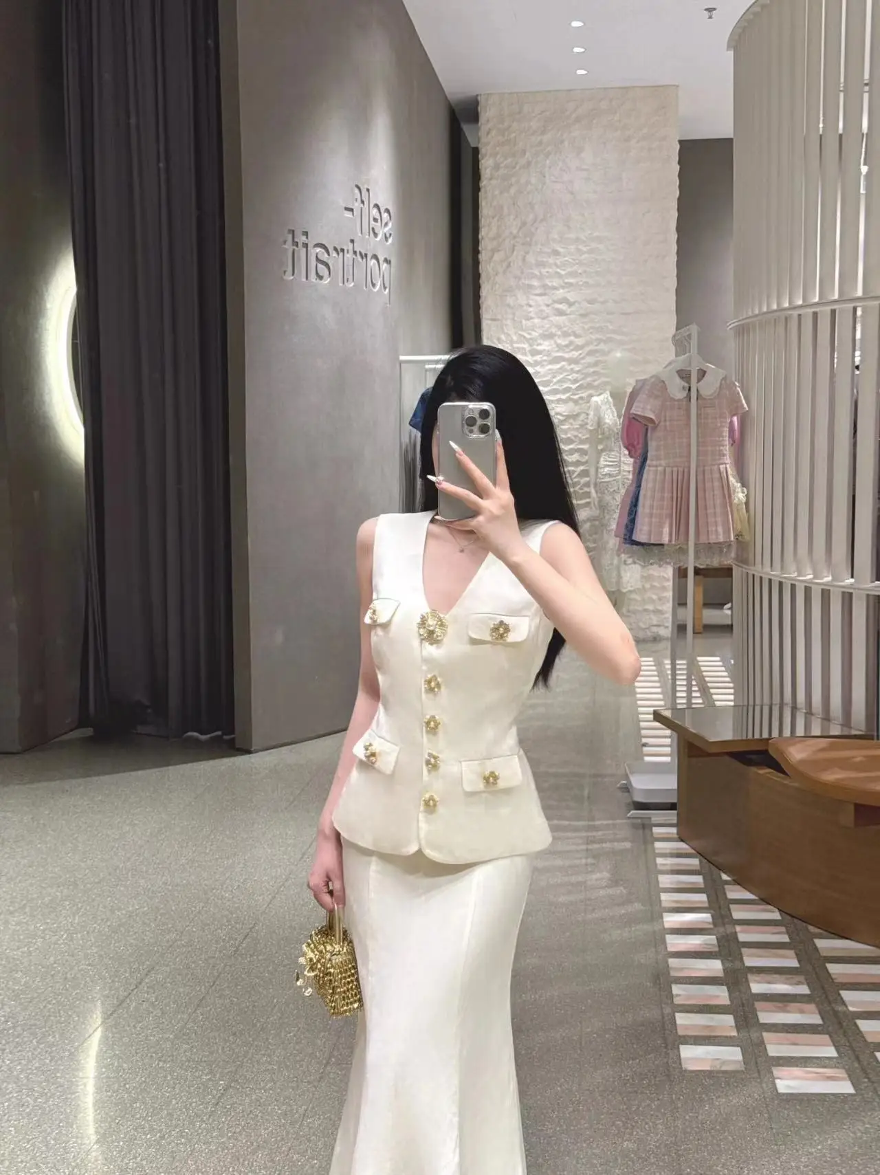 

High end V-neck large gold button white top dress with wrapped buttocks and fishtail skirt, new for summer 2024