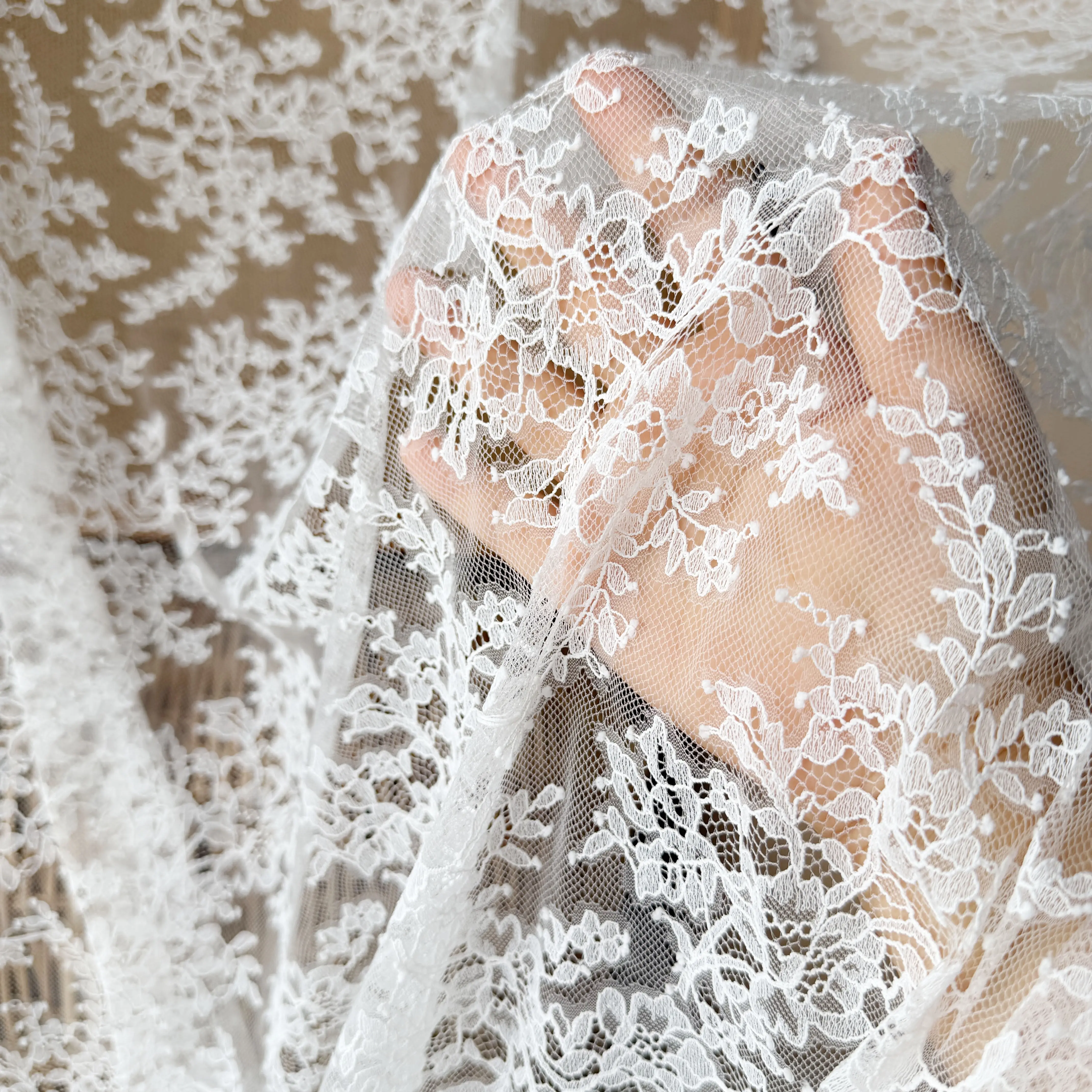 3 Meter Weißer Dünner Tüll Weicher Wimpern-Spitzenstoff. Luxuriöse Abendkleider Französische Spitze. Fortschrittliche Anpassungsfähigkeit Braut-Hochzeitsstoff – Detail 4