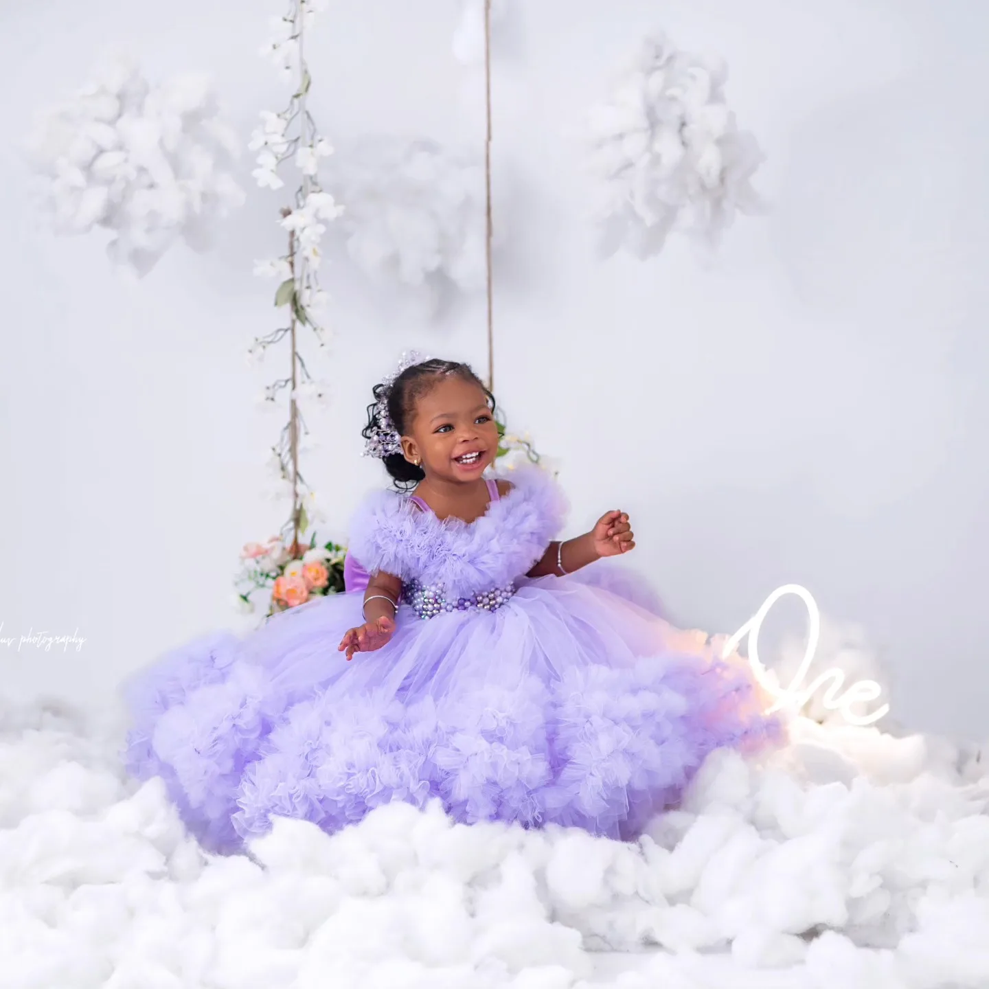 ลาเวนเดอร์ไข่มุกสาวน้อยชุดวันเกิดที่กําหนดเอง Ruffles สีม่วงดอกไม้สาวชุดเด็กทารกประกวด Gowns