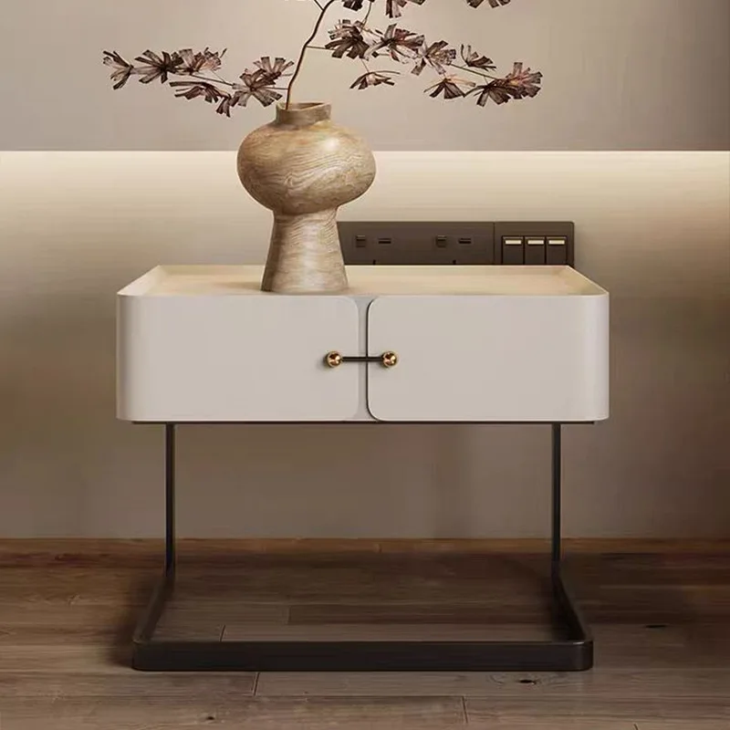 Célébrité Internet italienne, minimaliste, meuble de chevet