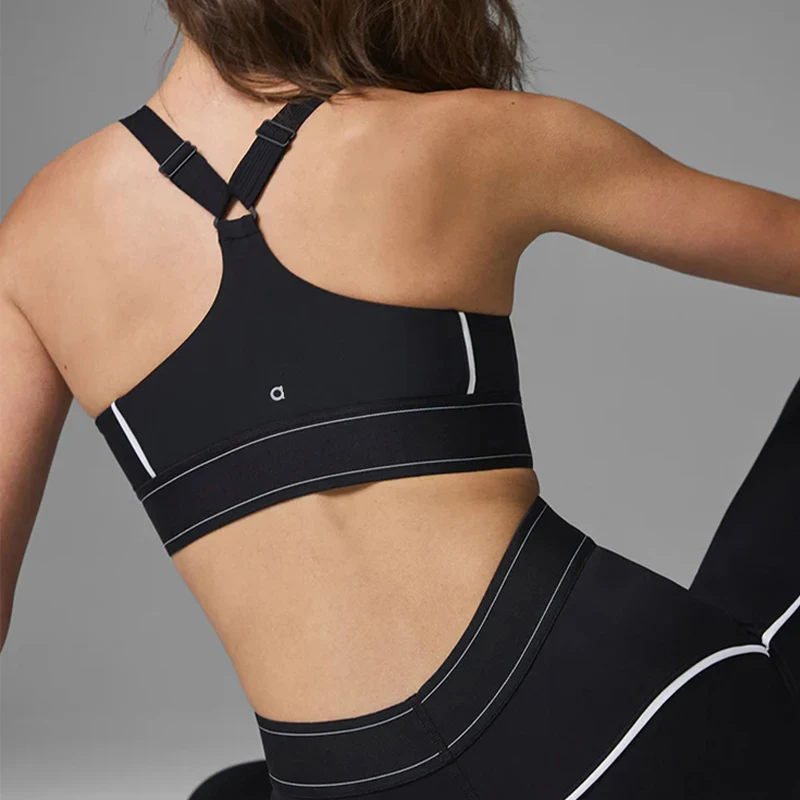 a？？Yoga suit with full logo Pilates two-piece sportswear set with soft cushioned skin friendly fabric