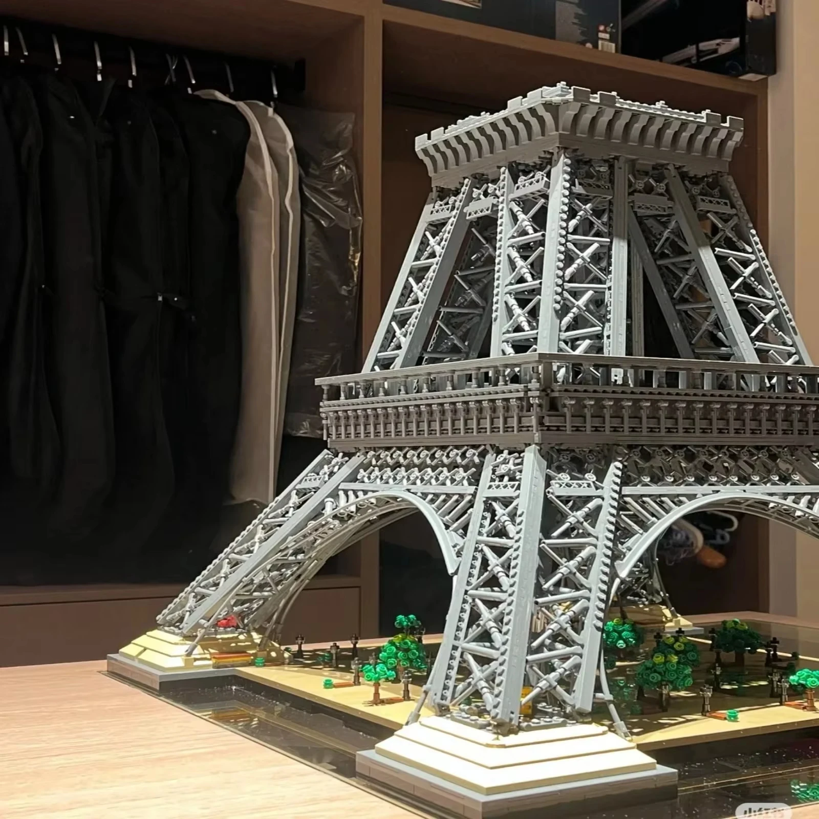 10001-delige wolkenkrabberbouwset voor volwassenen, 3D-torenmodelset met basis - structureel displayverzamelaarcadeau