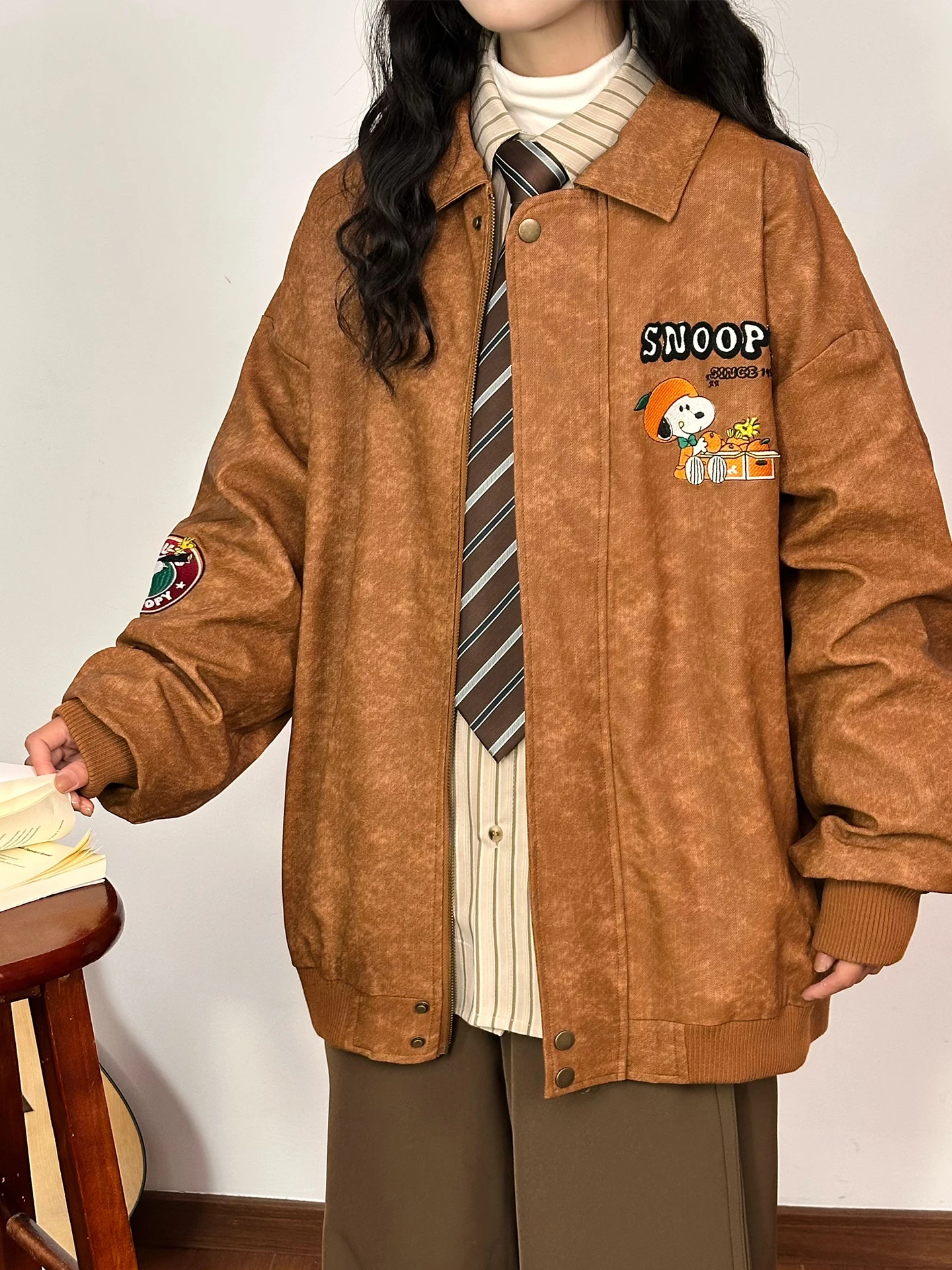 

Оригинальная американская ретро-куртка из искусственной кожи с вышивкой в мультяшном стиле, женская свободная верхняя одежда, модная осенняя винтажная модель с длинными рукавами на молнии