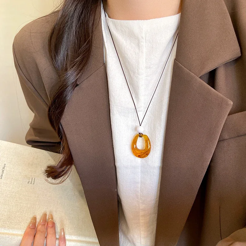 العرقية نمط الرجعية الراتنج التعميم هندسية قلادة طويلة قلادة المرأة الخريف والشتاء موضة سترة سلسلة مجوهرات