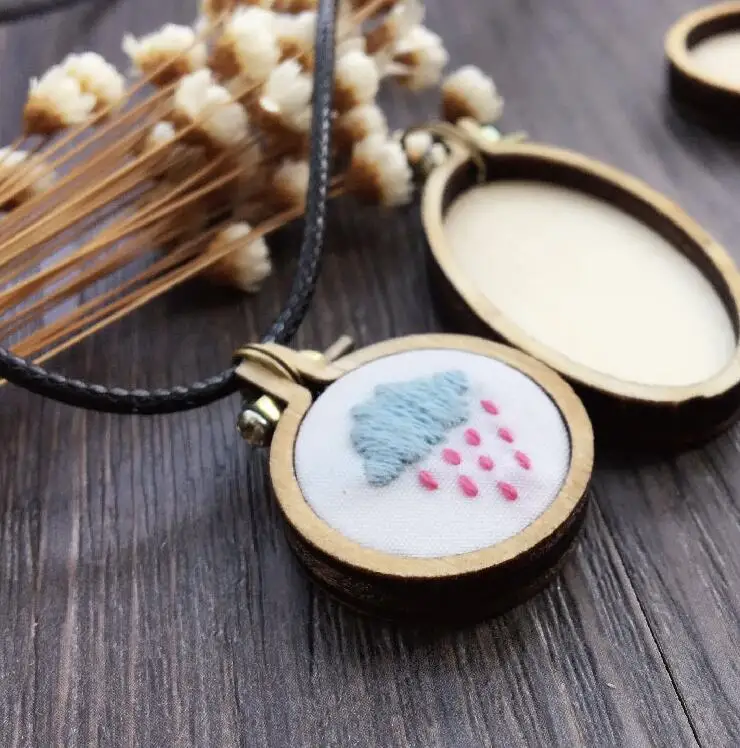 12pcs/set Wooden Mini Embroidery Hoop Ring Cross Stitch Frame Handmade Pendant Crafts Embroidery Circle Sewing Kit