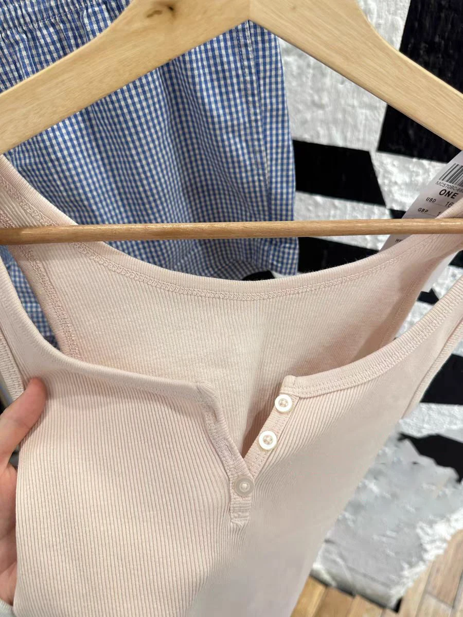 女性のための柔らかいピンクのリブ編みの基本的なクロップトップ,3つのボタン,ノースリーブの綿,カジュアルなクロップトップ,シンプルなスリムタンクトップ,夏,y2k