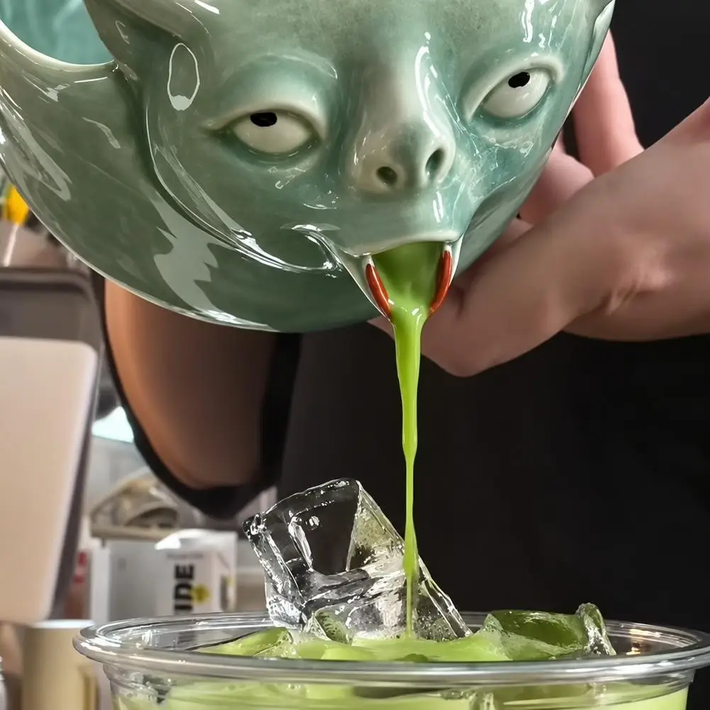 Popular Internet celebrity runny nose cat bowl funny cat ceramic cup nostril water matcha bowl cup weird trick tea dispenser