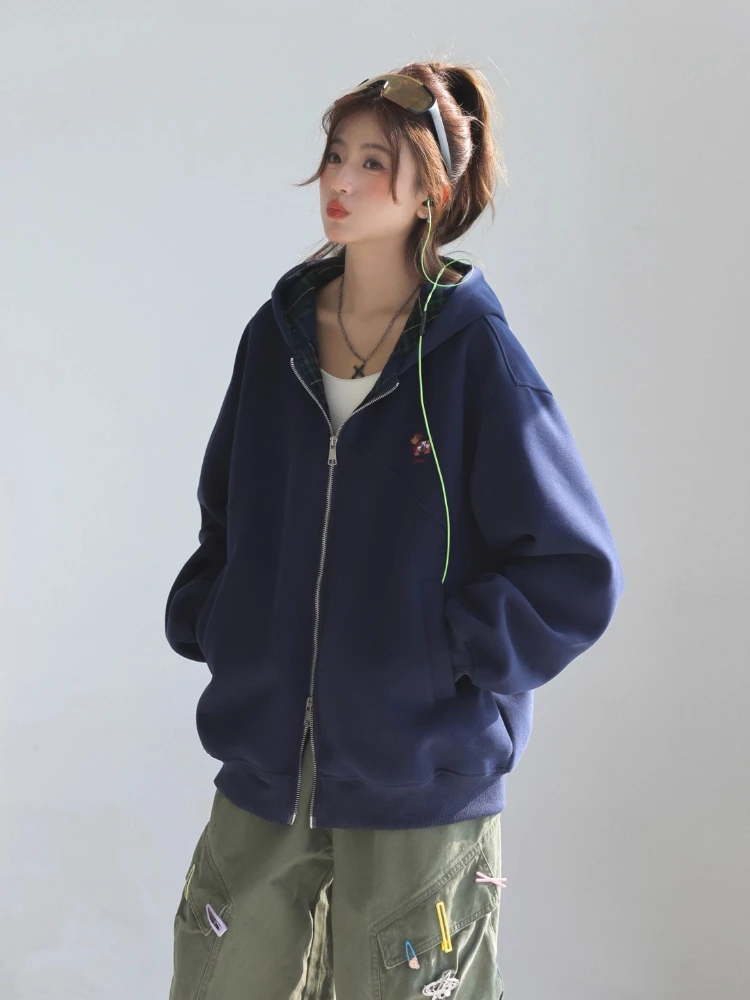 เสื้อแจ็คเก็ตพิมพ์ลายผู้หญิงสไตล์ซับคัลเจอร์ พร้อมฮู้ดบุซับใน ดีไซน์ทันสมัยสไตล์อเมริกัน แฟชั่น Y2K เสื้อโค้ทแนวสตรีทอเมริกันย้อนยุค