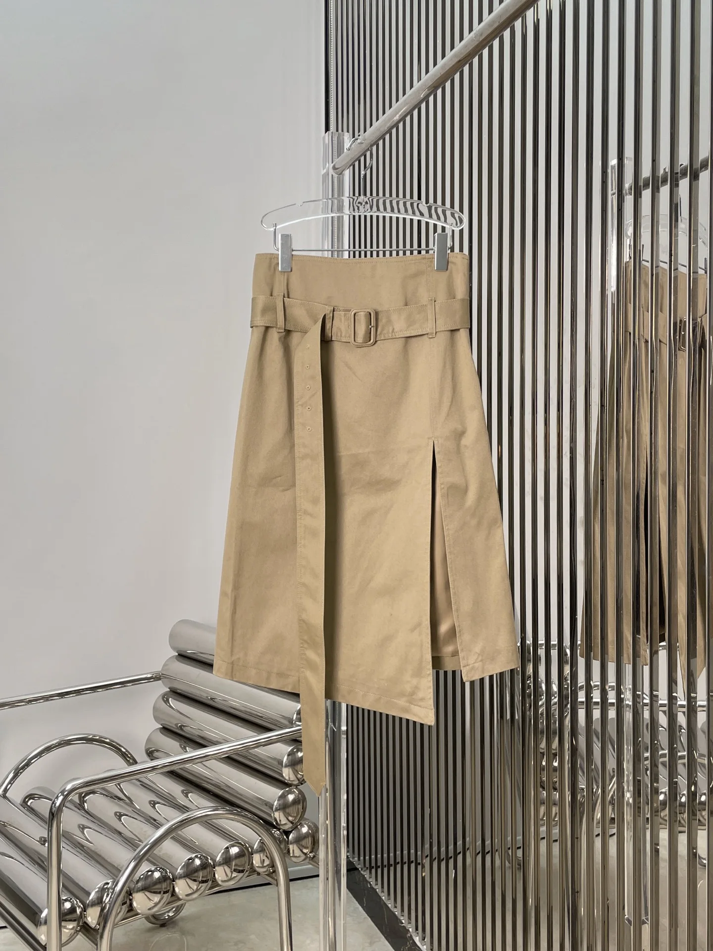 

Юбка миди с высокой талией и асимметричным подолом в клетку с разрезом и поясом для женщин, весна-лето 2026