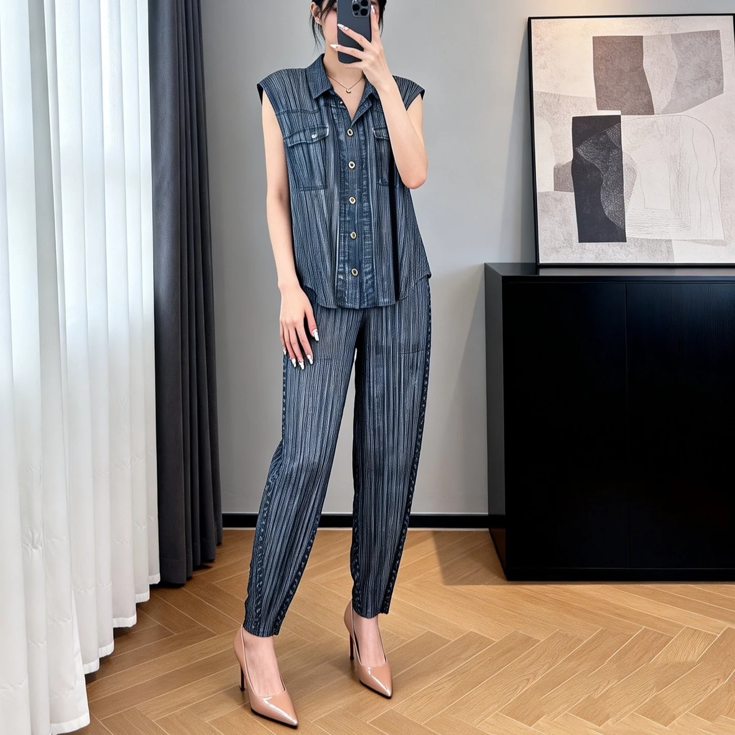 Ensemble chemise plissée sans manches et pantalon fuselé YUDX Miyake avec poches à rabat boutonnées, coupe décontractée et style élégant pour tous les jours