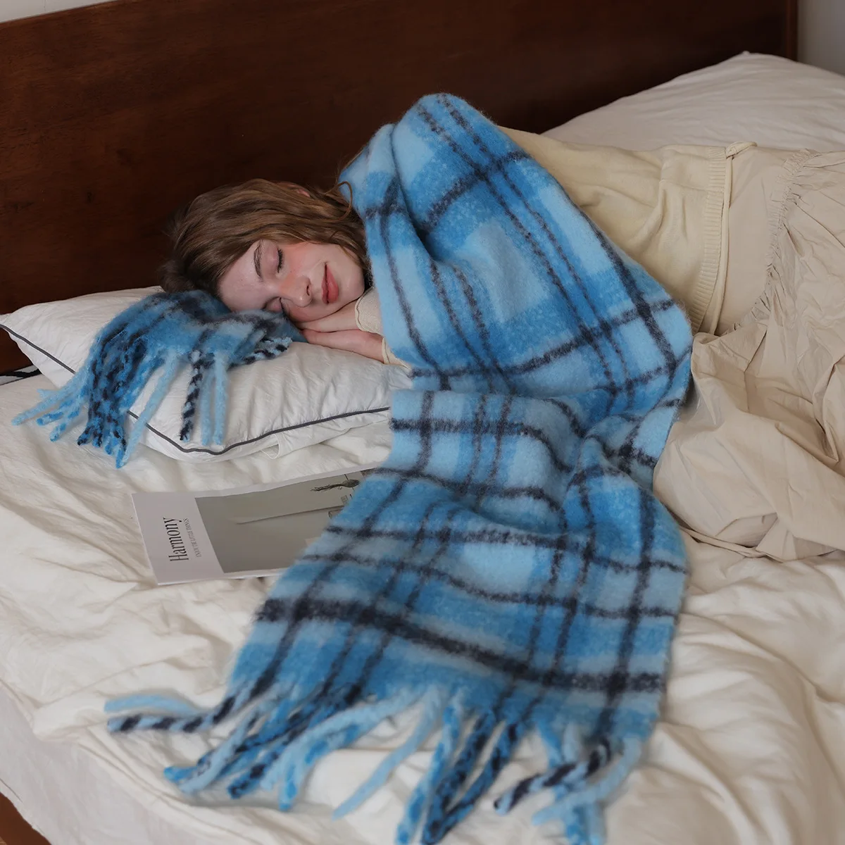 

2025 зимний новый качественный женский шарф из 32% овечьей шерсти со смешанным морским синим сетчатым узором и кисточками для тепла, утолщенная шаль для внешнего покрытия