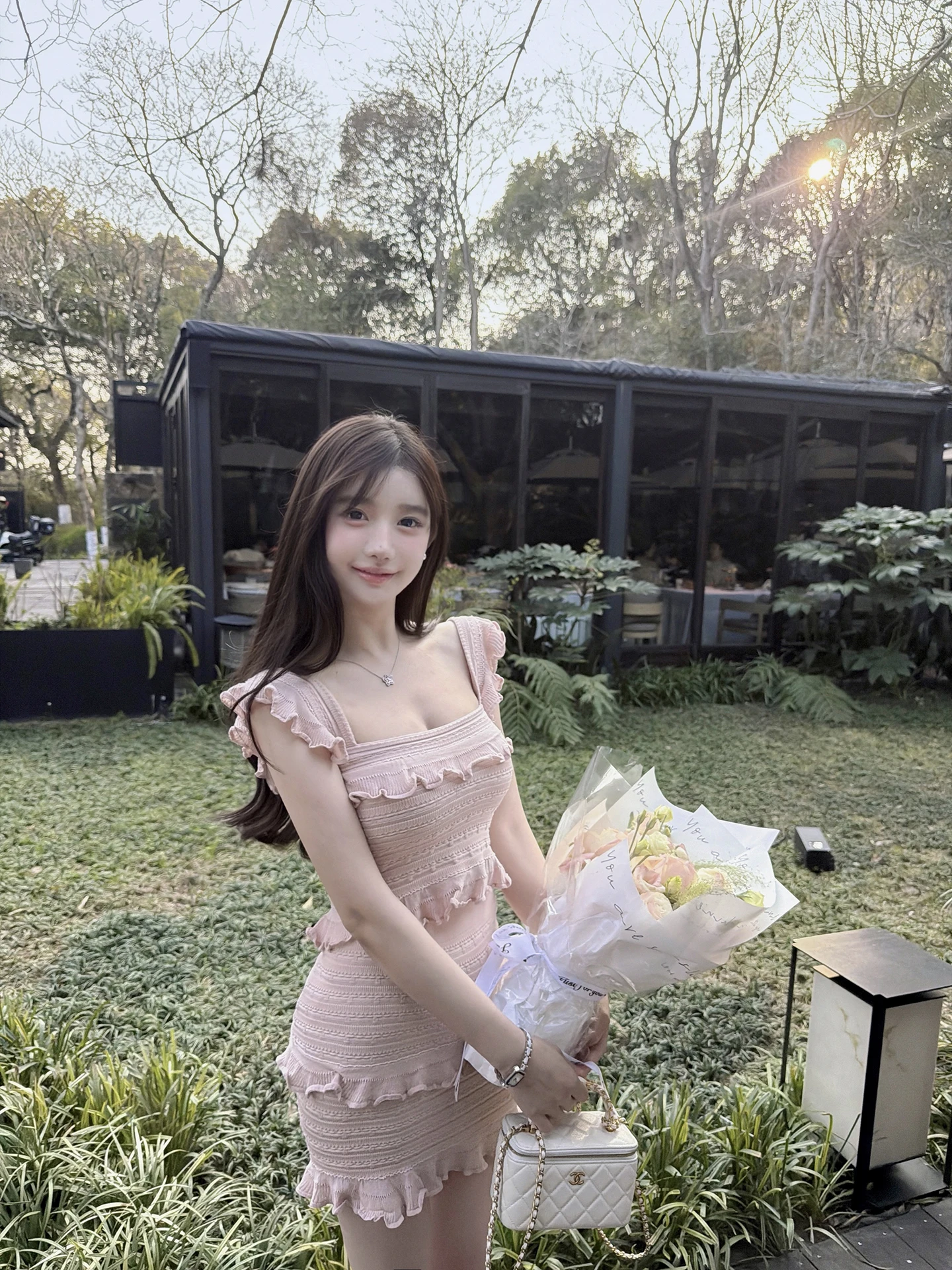 

Комплект RuoYu Z1M: Сексуальная блузка с квадратным вырезом и кружевной отделкой и юбка-миди для создания таинственного образа. Женская мода. Лето.