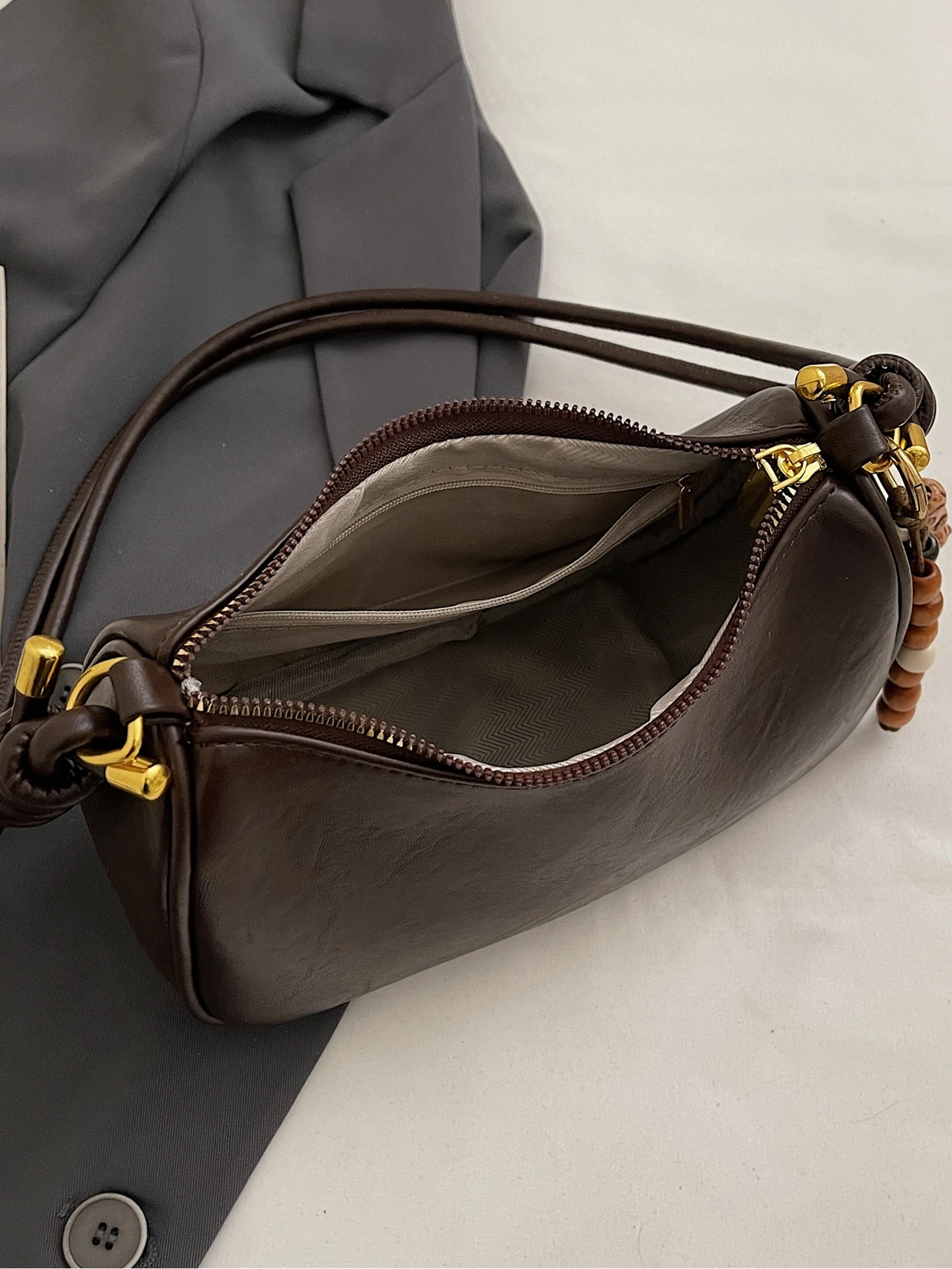 sac-bandouliere-tendance-pour-femme-avec-fermeture-eclair-design-polyvalent-et-elegant-nouveaute-2025-exclusivite-en-ligne