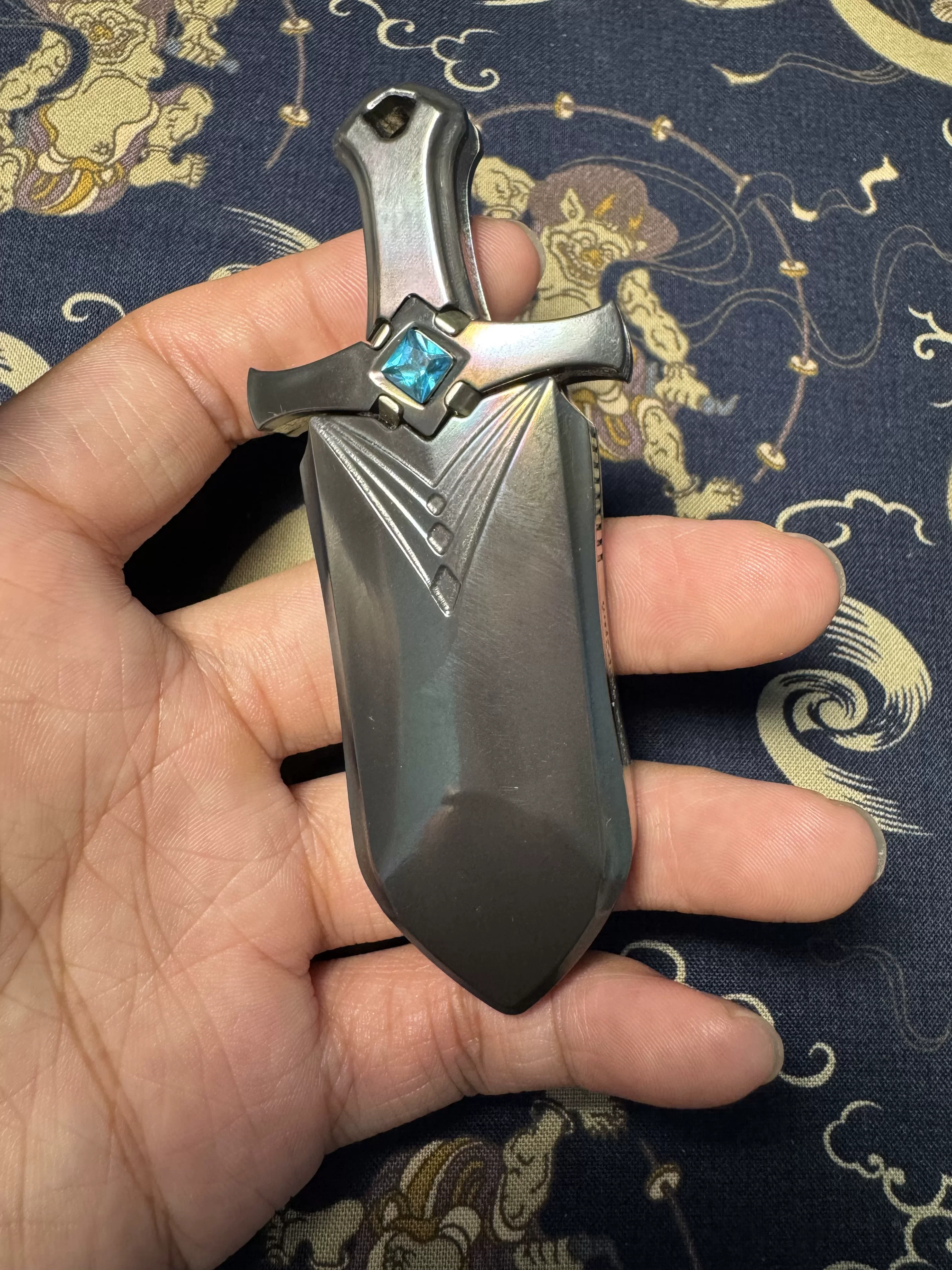 Used EDC Strawberry Bear Zirconium Color Lake Sword Edc Sprocket Fidget Spinner