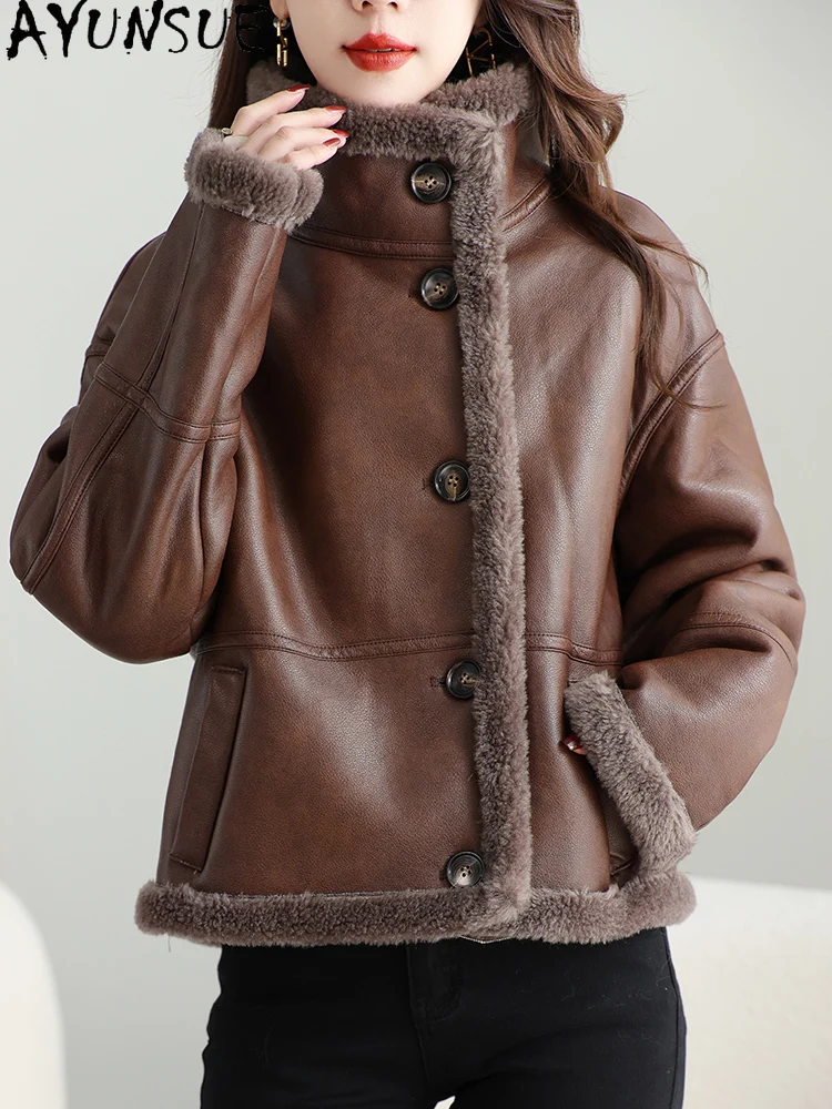 معطف صوف 100% من AYUNSUE للنساء 2025 سترة للدراجات النارية وراكبي الدراجات النارية ملابس شتوية من الفرو النسائي المتكامل معاطف جديدة في المعاطف