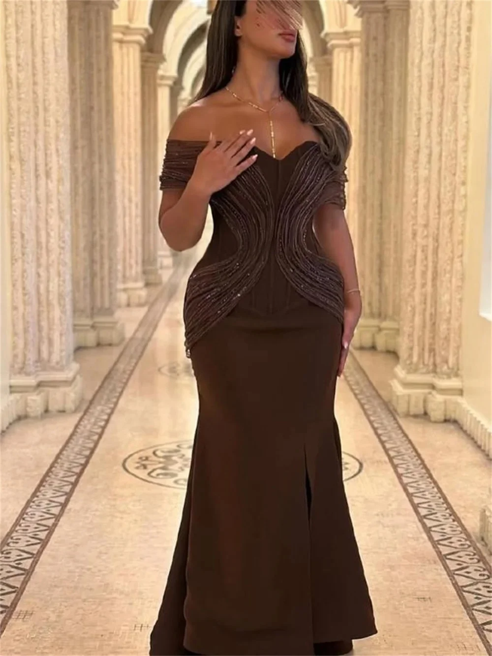 Abito lungo con spalle scoperte a sirena pieghettata in jersey sexy complesso personalizzato, abito da occasione classico squisito فساتmavera