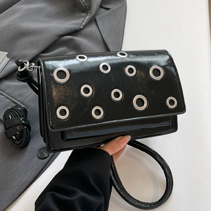 

Французская полая сумка через плечо в стиле ретро, женская текстурированная темпераментная сумка через плечо, изысканная фурнитура, универсальная однотонная квадратная сумка