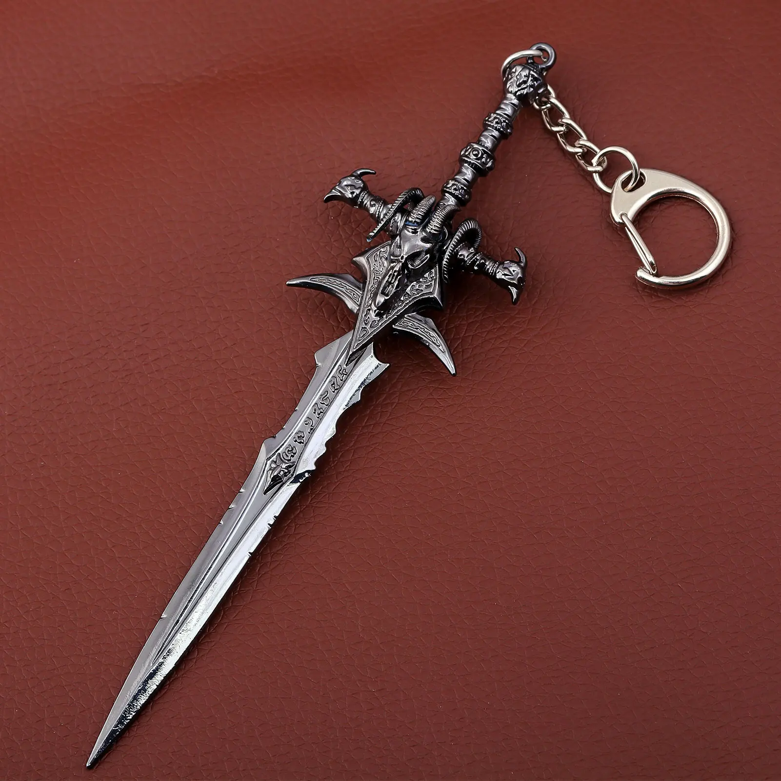 14 سنتيمتر Lich الملك الأغنام رئيس السيف المفاتيح قلادة كبيرة Frostmourne الأغنام رئيس السيف سلاح نموذج تأثيري الدعائم مروحة هدية