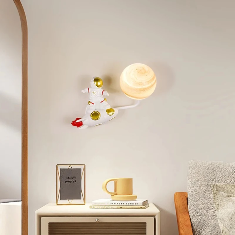 

Настенные светильники «Ракета-космонавт», светодиодные лампы для детской комнаты, творческая личность, детская комната, прикроватные настенные светильники для мальчиков, спальни, стеклянная планета