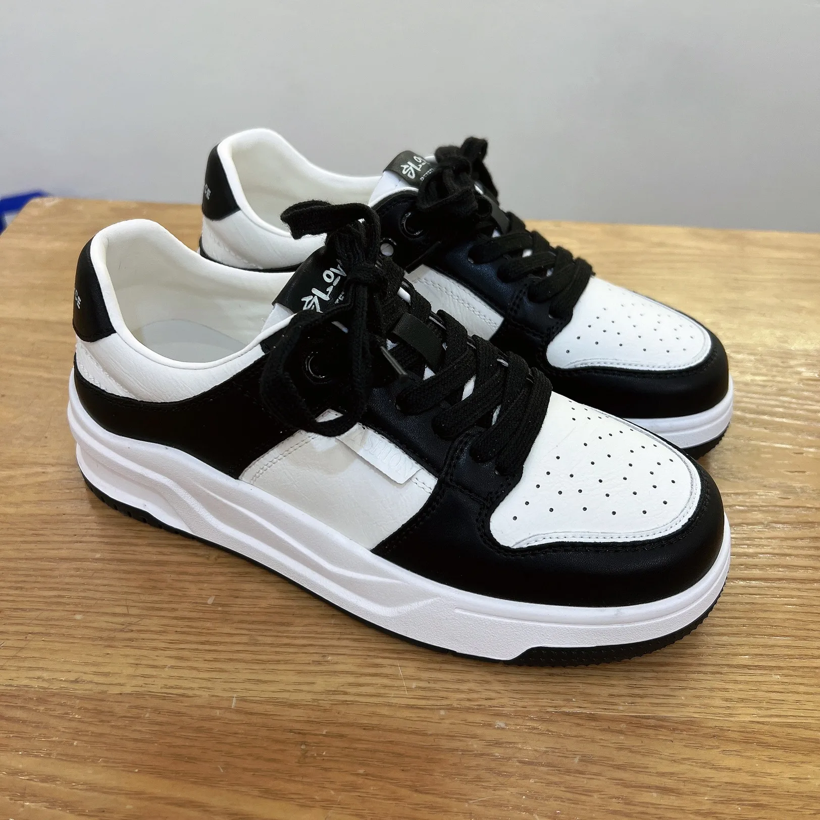 badiya-7908-scarpe-da-donna-primavera-2026-nuovo-stile-in-vera-pelle-con-lacci-mocassini-casual-alla-moda-con-design-panda-e-blocchi-di-colore