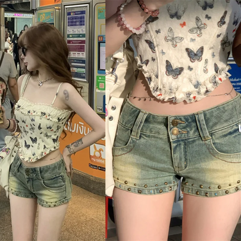 

Американские ретро-шорты из денима с эффектом потертости и заклепками, ультракороткие, для женщин, летние, с низкой талией, обтягивающие, утягивающие, подчеркивающие бедра, для стильных девушек.