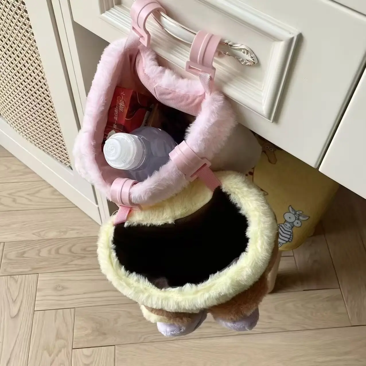Rilakkuma Hängetasche für Schlafsaal – Süßer Korilakkuma Plüsch-Organizer, weicher Kawaii Caddy für Schreibtisch-Kosmetikaufbewahrung für Mädchen – Detail 5