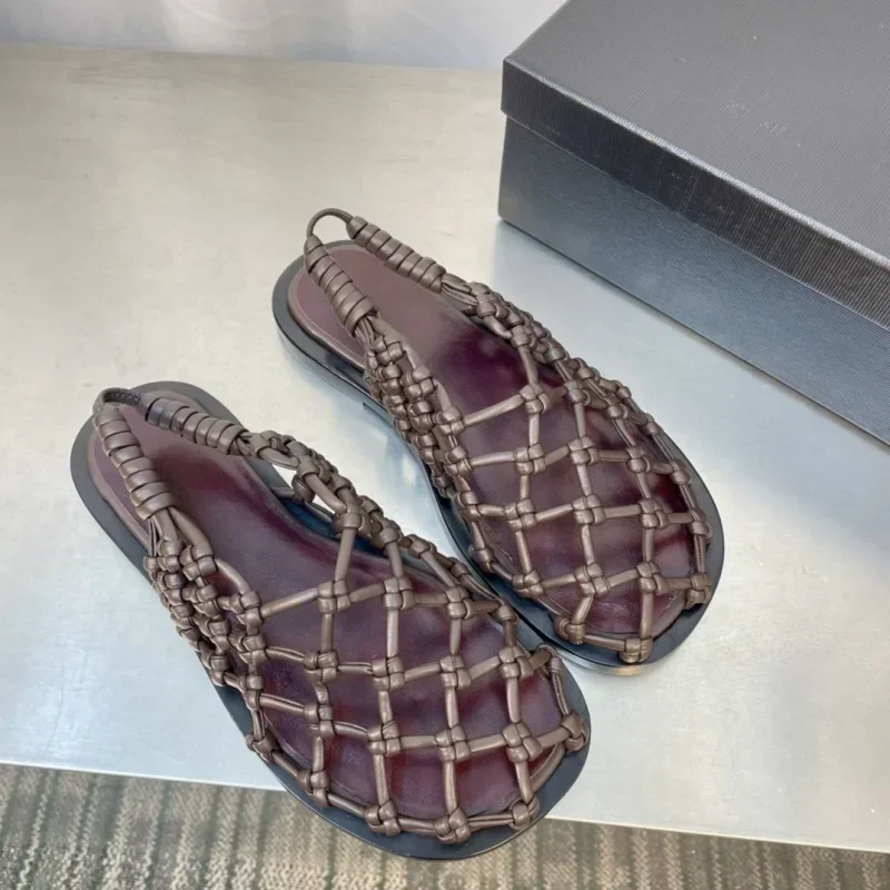 

Новинка 2023 года, женские сандалии высшего качества из плетеной кожи с ремешком на щиколотке, шлепанцы на плоском каблуке, удобная летняя пляжная обувь, повседневная обувь