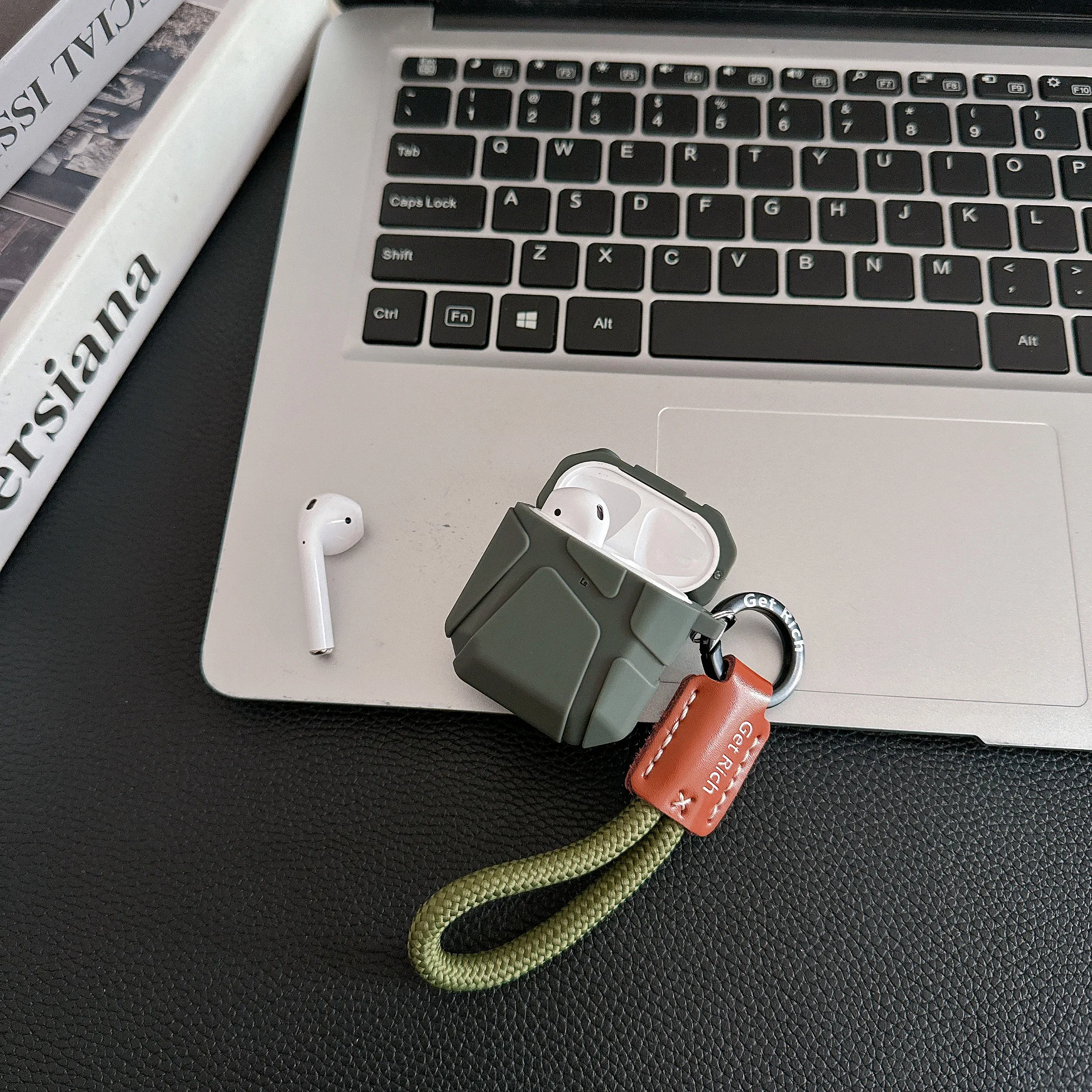 Custodia per armatura per AirPods Pro 3 2025 con cordino [custodia di ricarica wireless] Custodia per armatura resistente e impermeabile per Air Pods 4 3 1 Pro2
