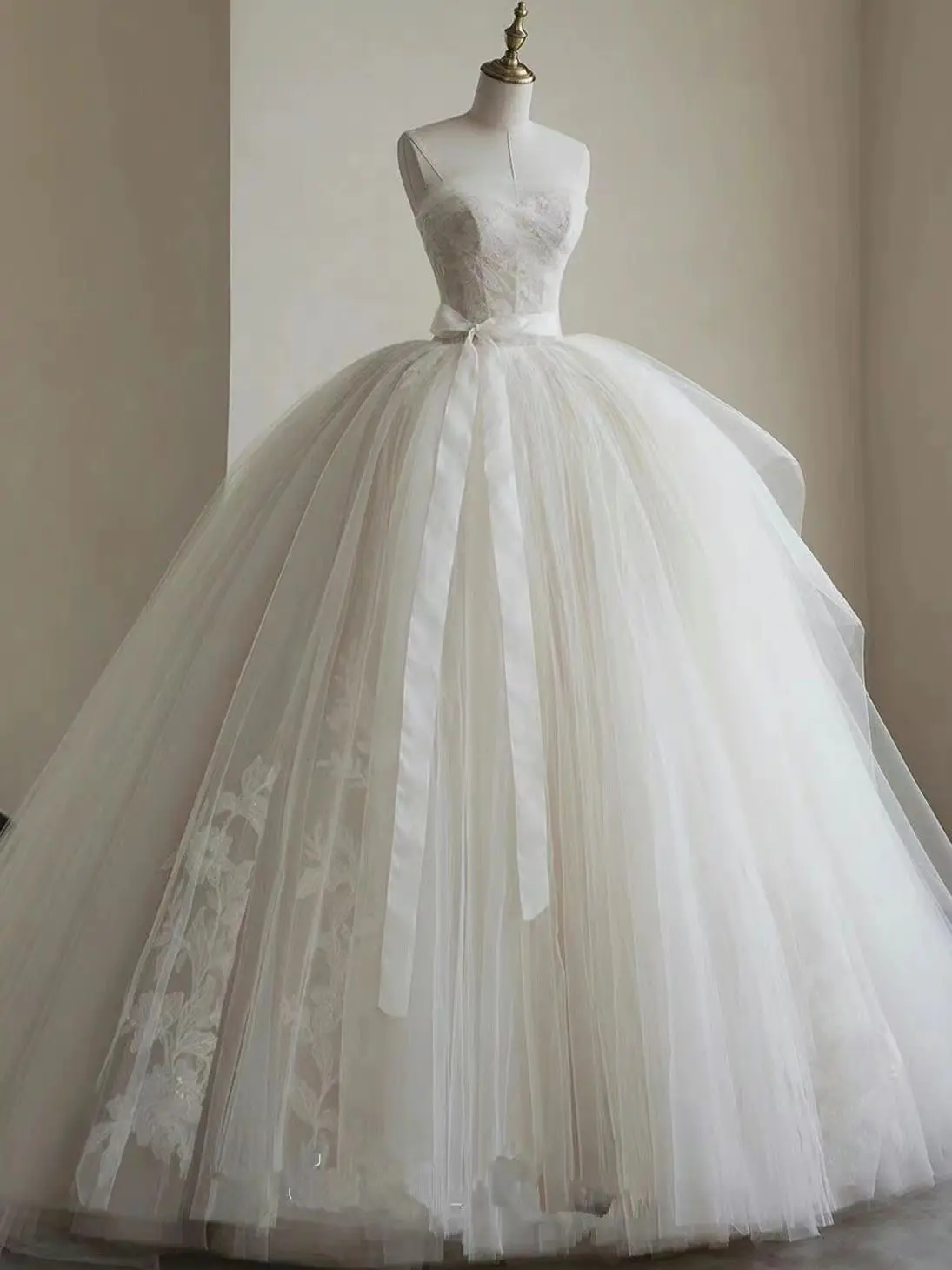 Robe de Mariée Sans Bretelles, Légère et Rêveuse, Vêtement pour Patients Français