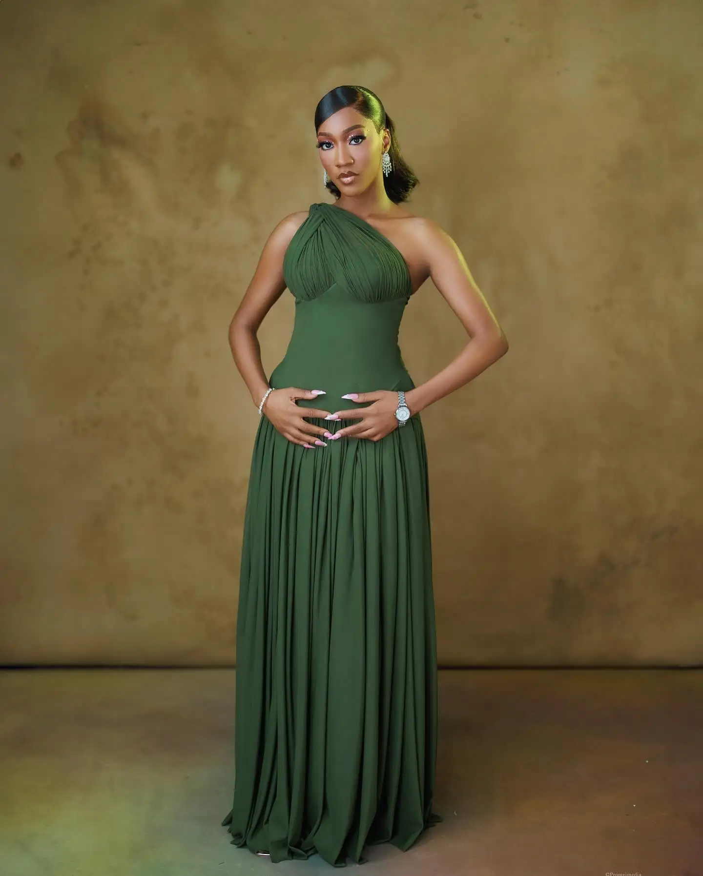 فستان أنيق بكتف واحد طويل أخضر للحفلات الراقصة بالإضافة إلى حجم ثوب مسائي رسمي مطوي تنورة عالية الخصر من الشيفون فستان كوكتيل ماكسي